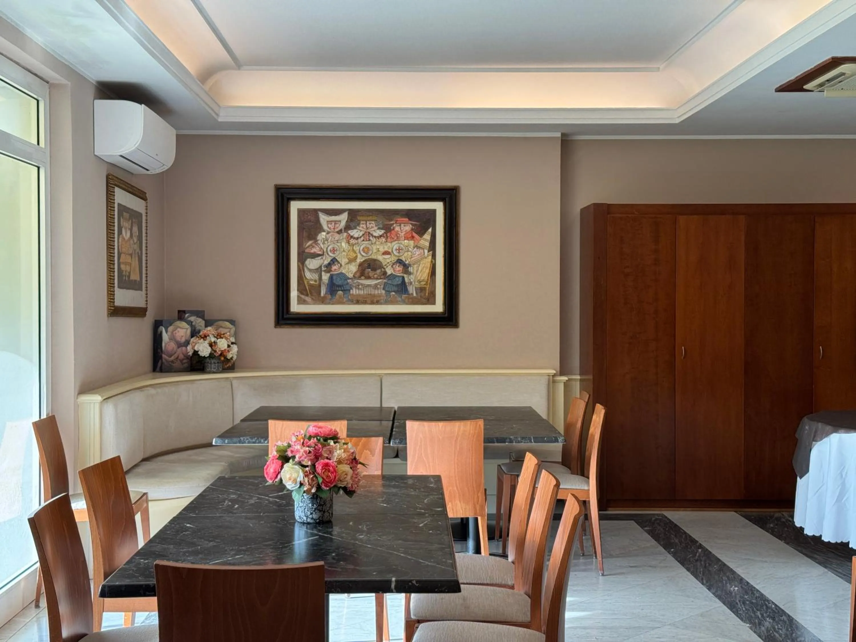 Restaurant/places to eat in Sarzana Park Hotel