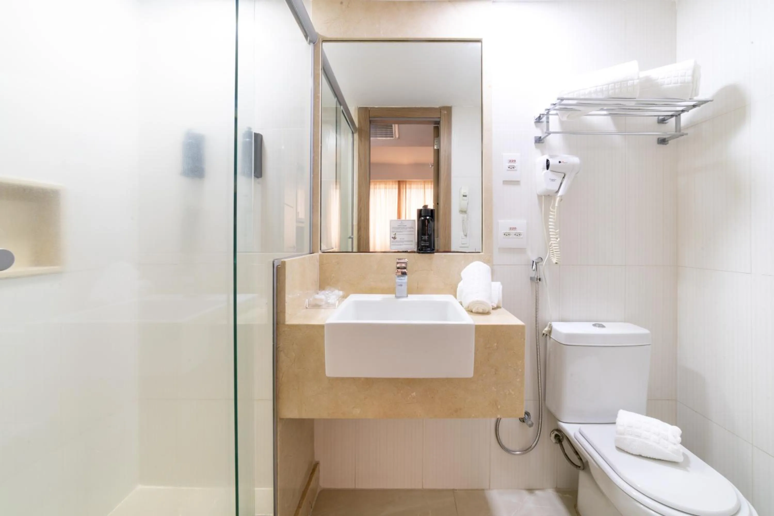 Bathroom in Américas Copacabana Hotel