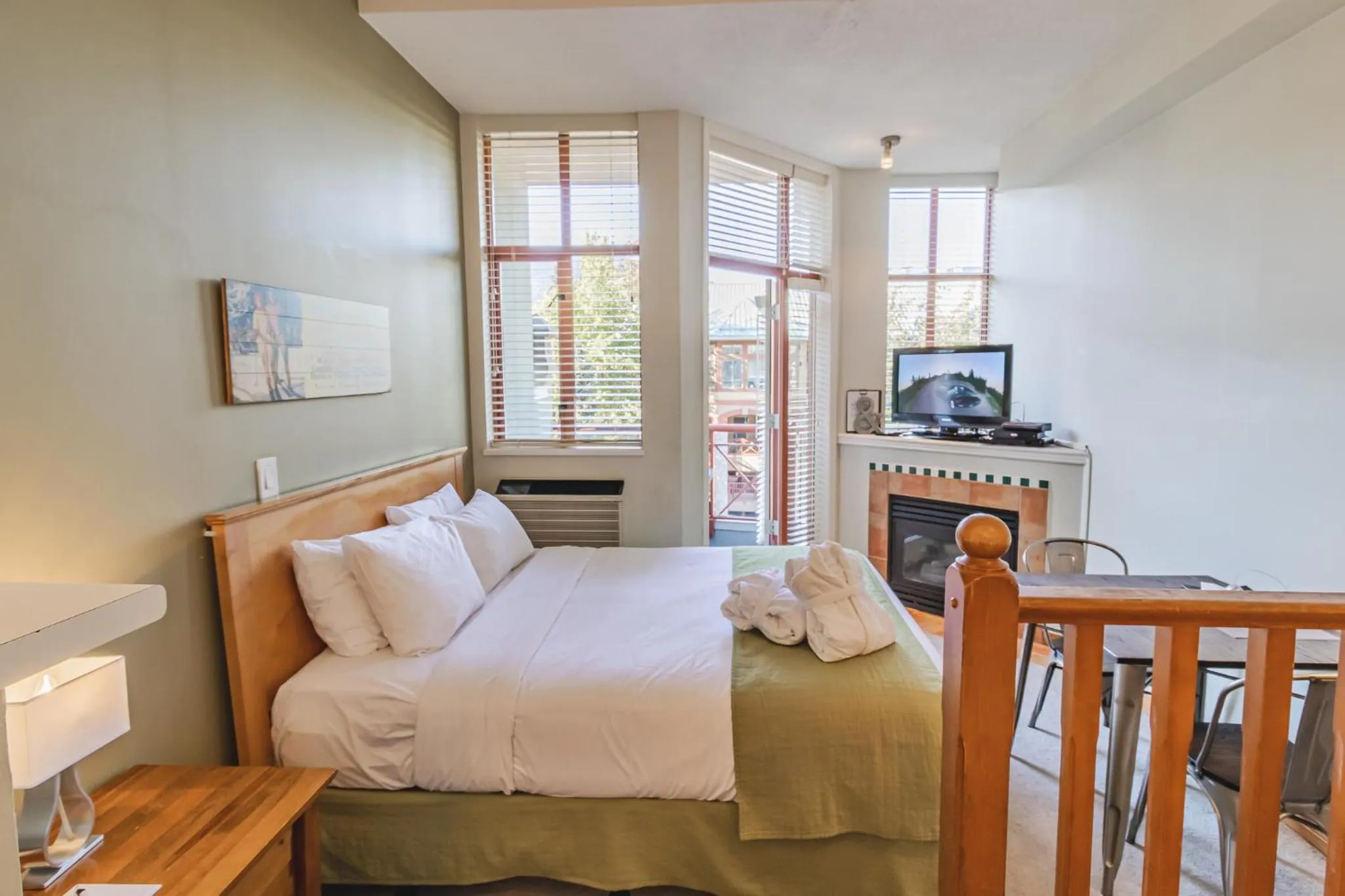 Photo of the whole room, Bed in Alpenglow Lodge by Elevate Vacations