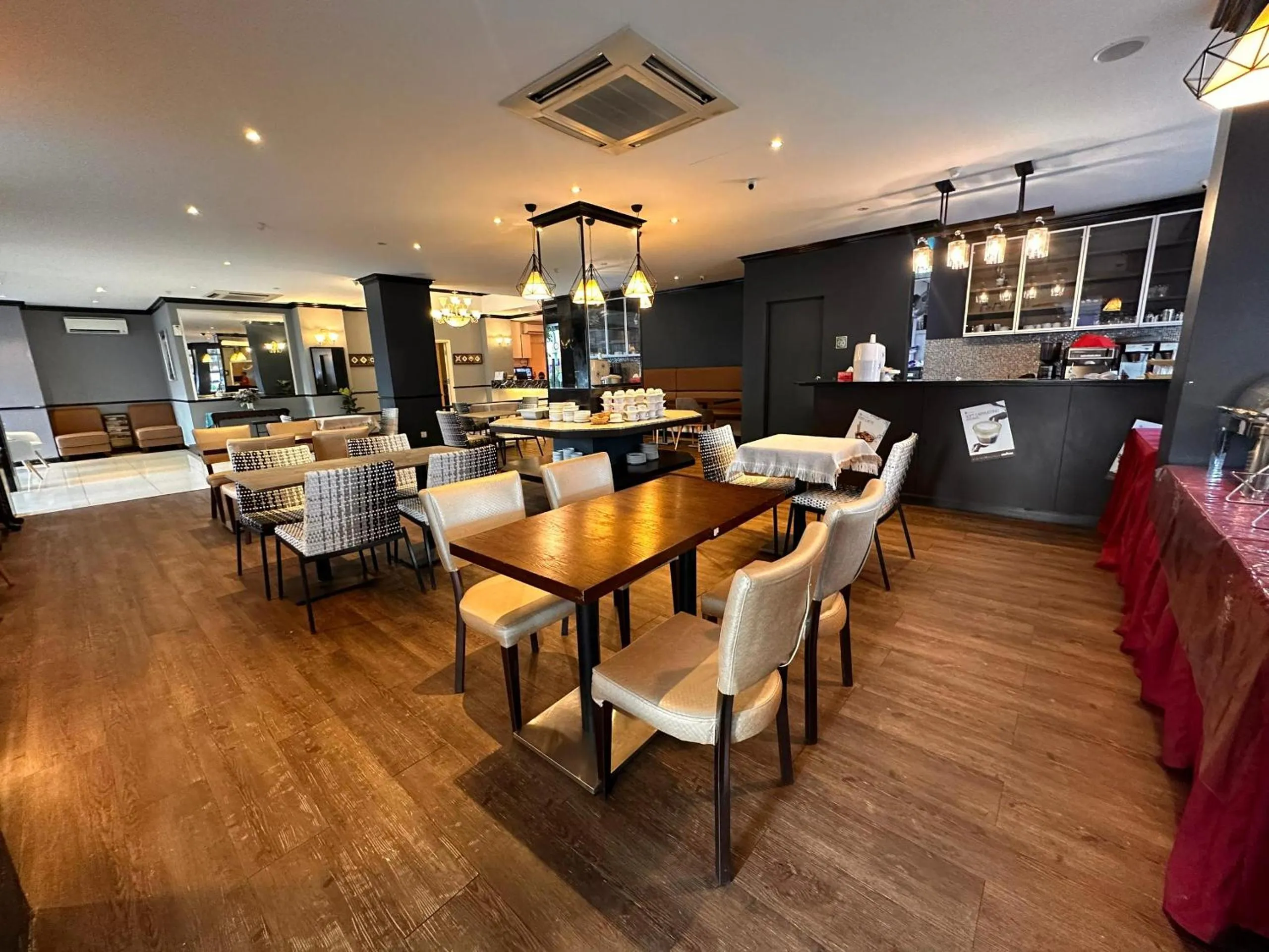 Restaurant/places to eat in Merchant Hotel