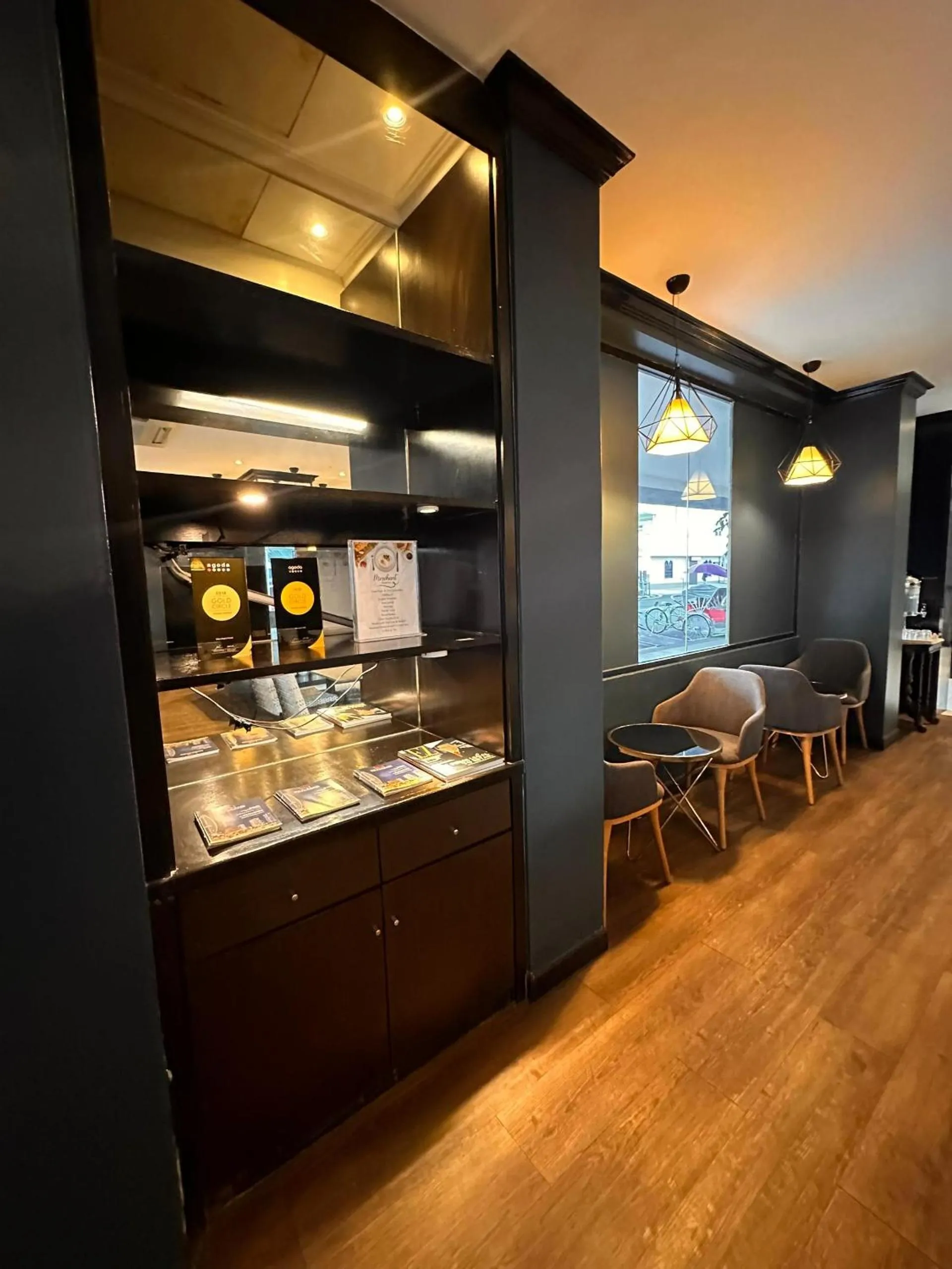 Restaurant/places to eat in Merchant Hotel