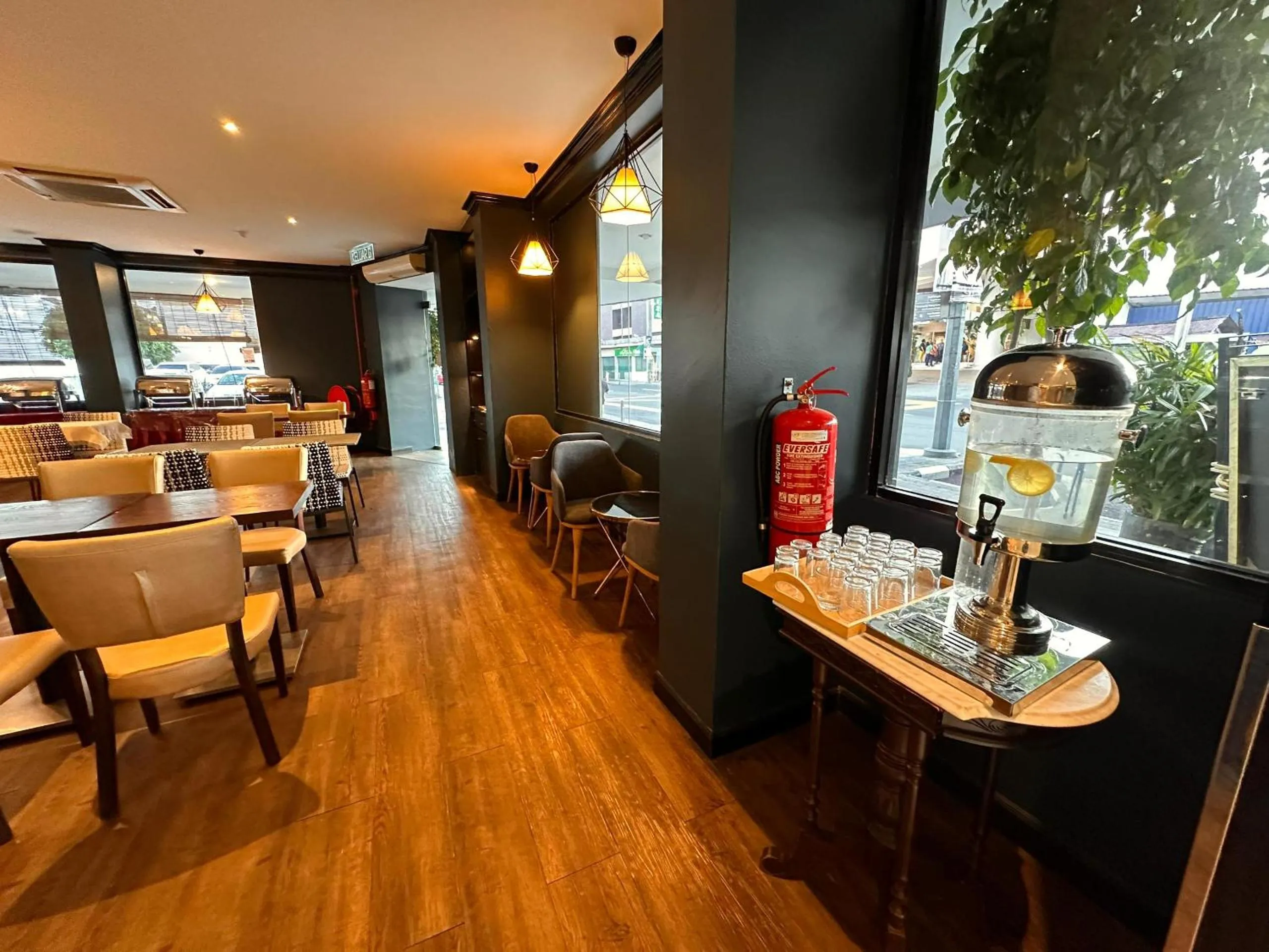 Restaurant/places to eat in Merchant Hotel