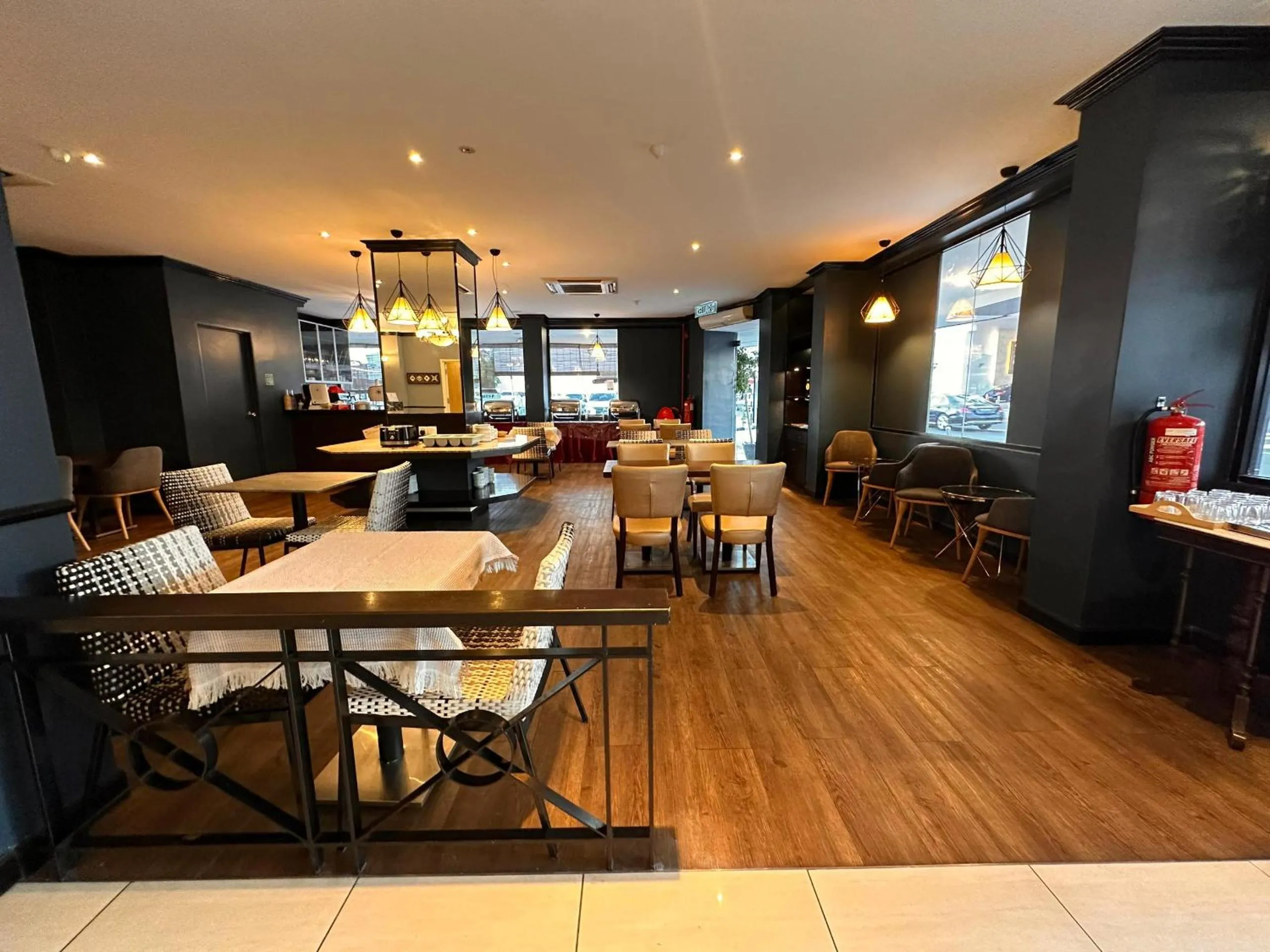 Restaurant/places to eat in Merchant Hotel