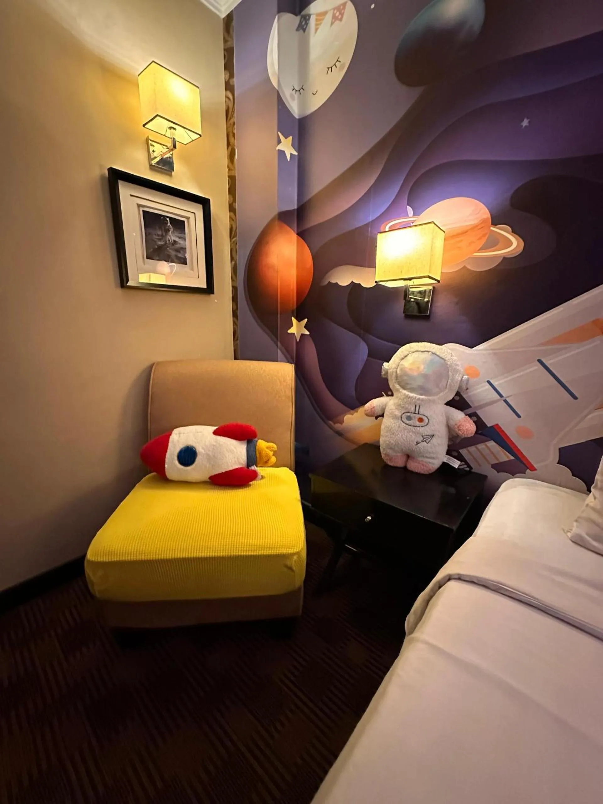 Bedroom, Bed in Merchant Hotel