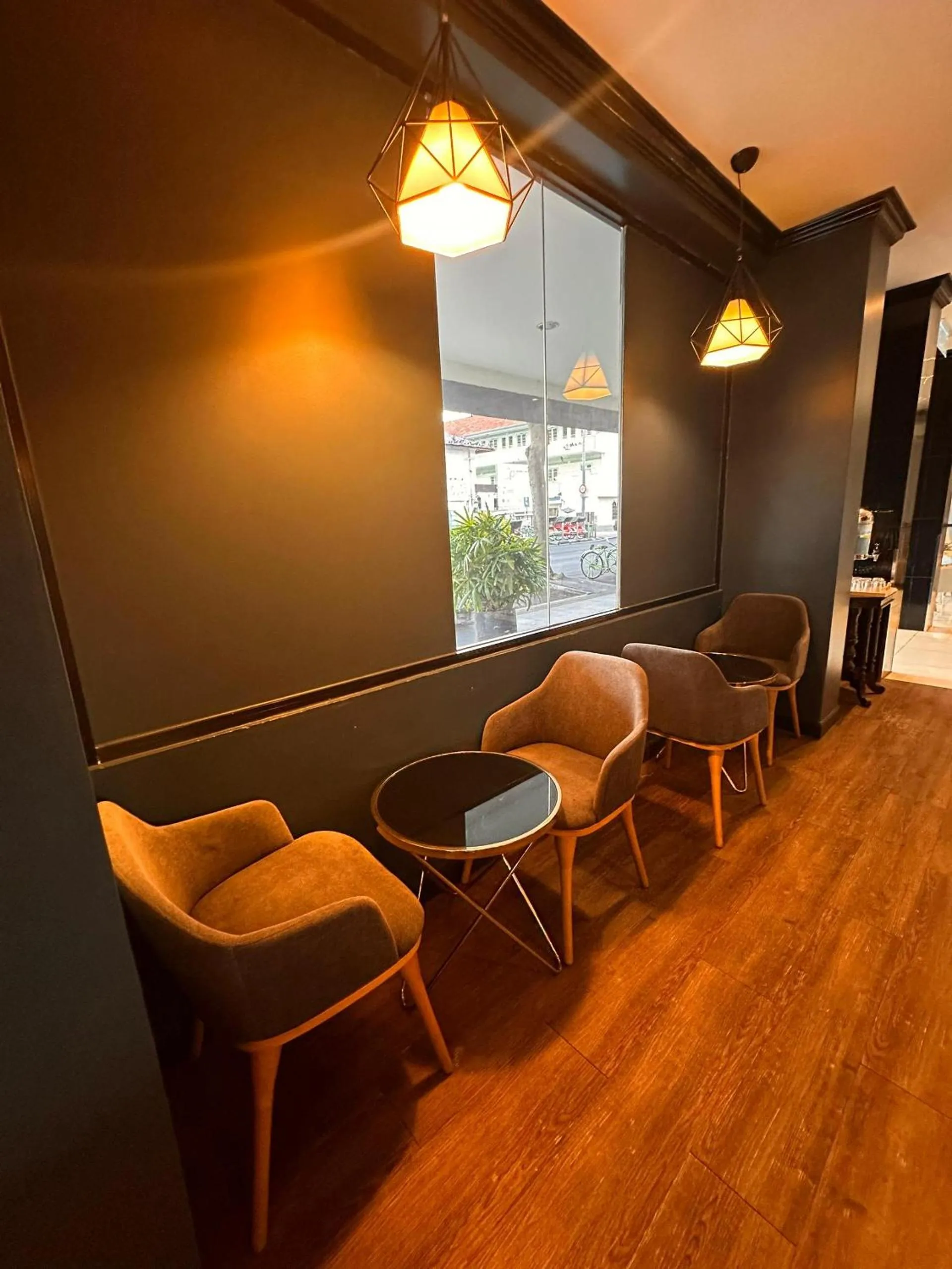 Restaurant/places to eat in Merchant Hotel