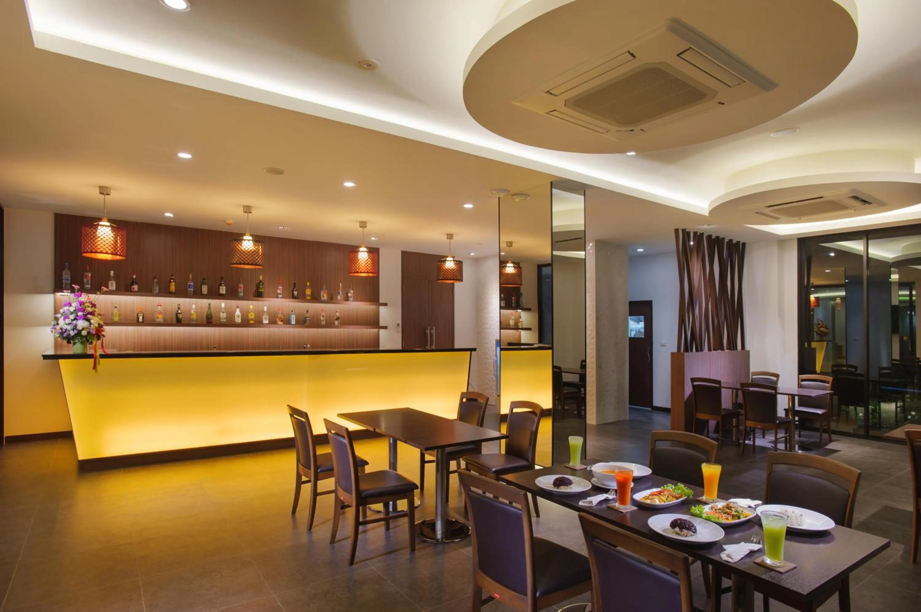 Restaurant/places to eat in Coco View Hotel