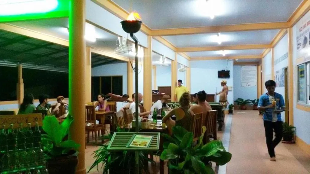 Restaurant/places to eat in Peace Lanta Mansion