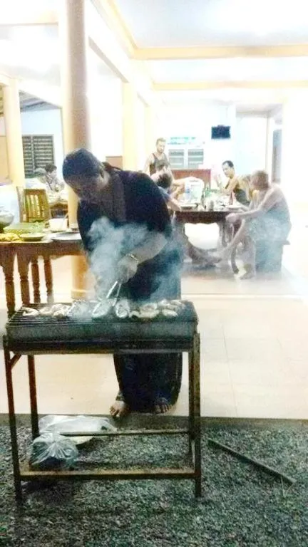 Restaurant/places to eat in Peace Lanta Mansion