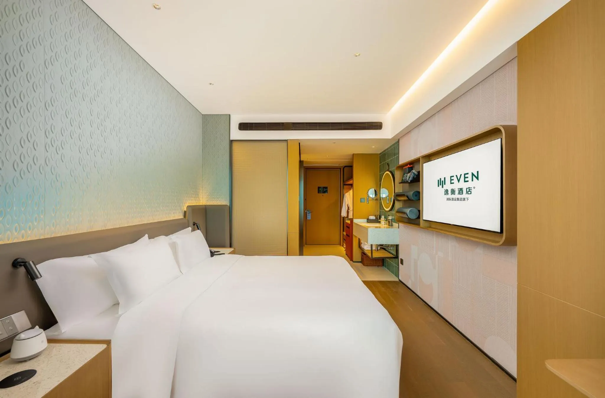 Photo of the whole room, Bed in EVEN Hotel Quanzhou City Center by IHG