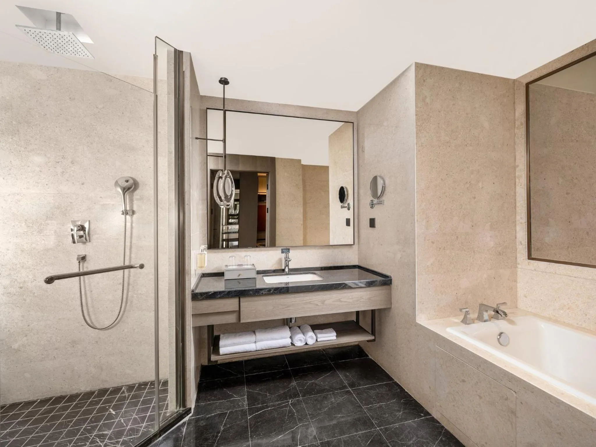 Bathroom in Holiday Inn Xuzhou Yunquan by IHG