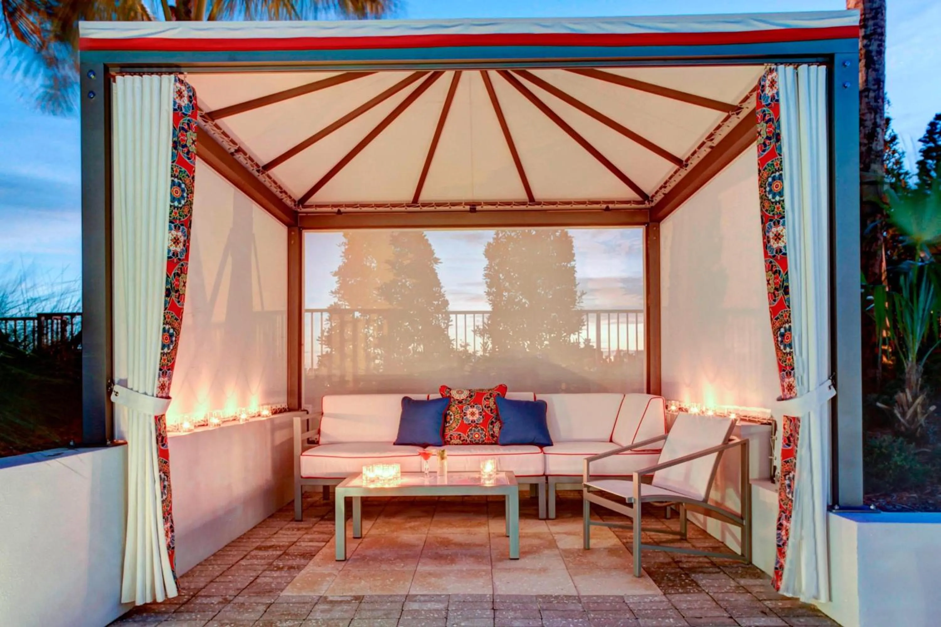 Swimming pool in Residence Inn by Marriott Miami Beach Surfside