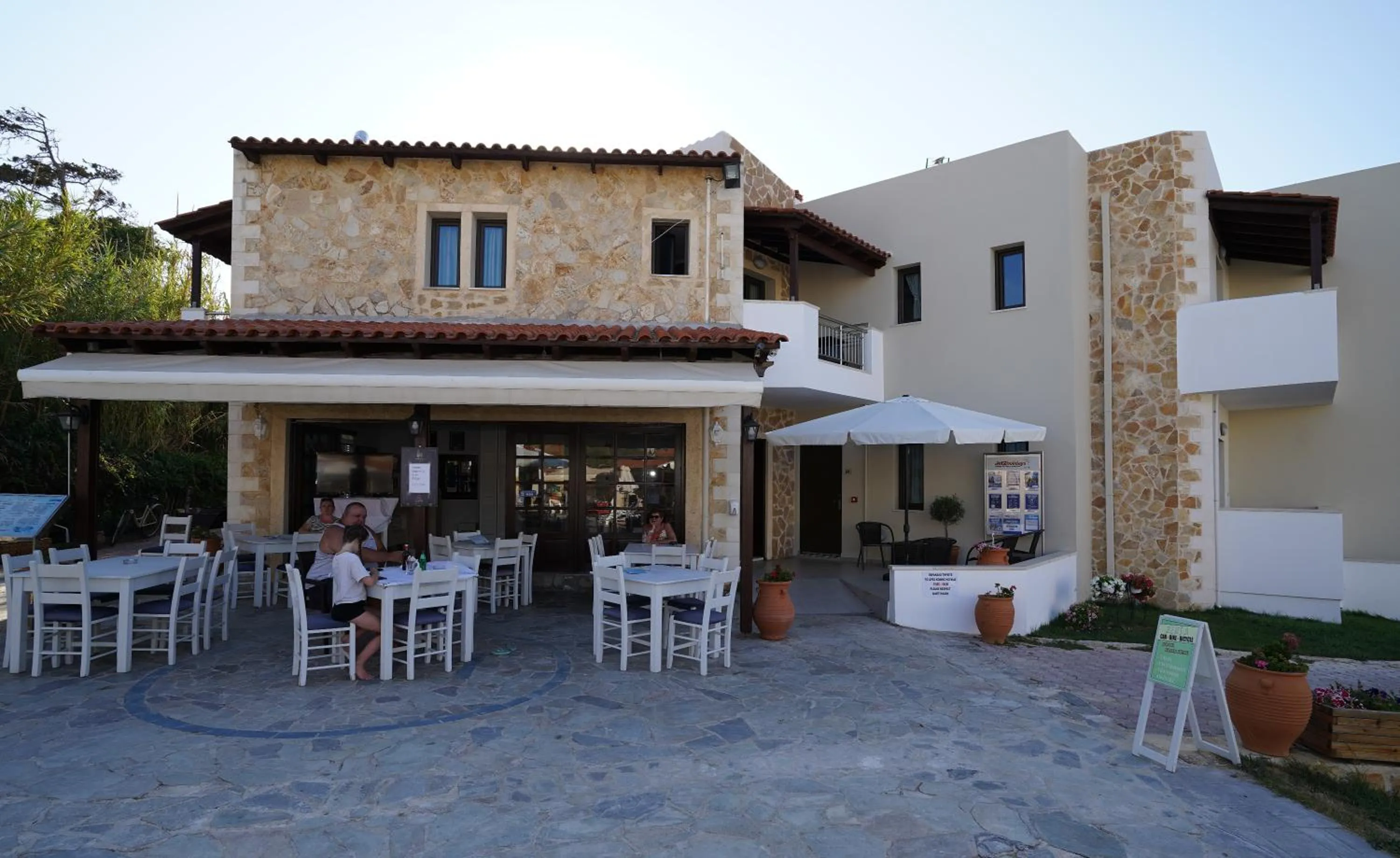 Restaurant/places to eat in Ledra Maleme Hotel