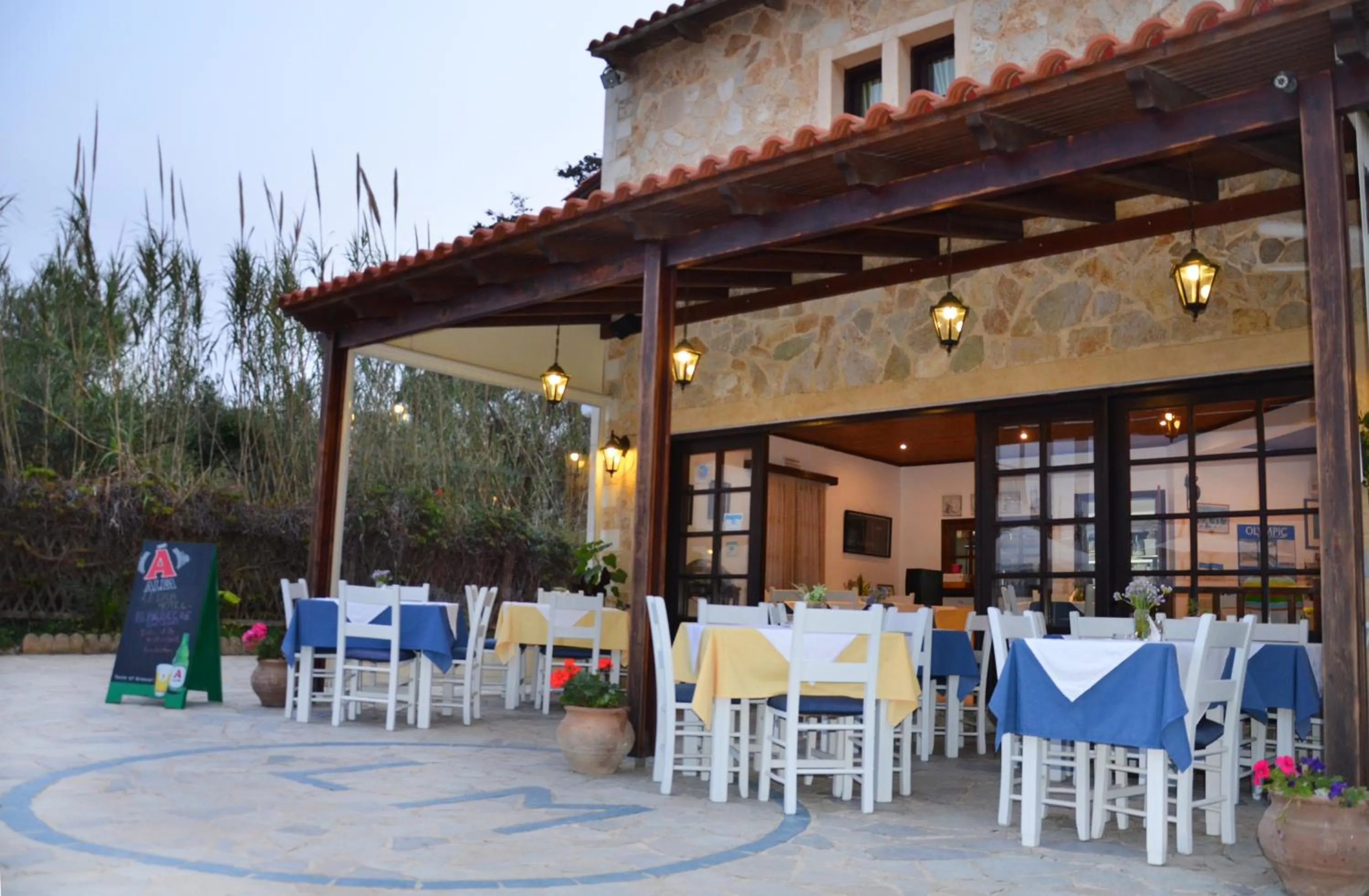 Restaurant/places to eat in Ledra Maleme Hotel