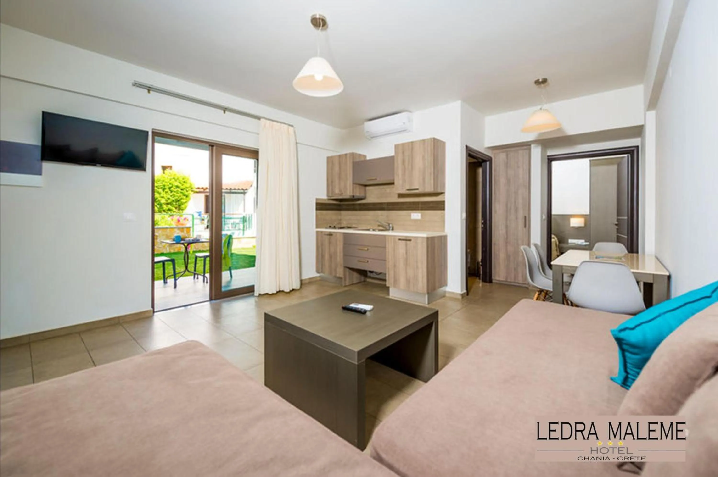 Kitchen or kitchenette, Bed in Ledra Maleme Hotel