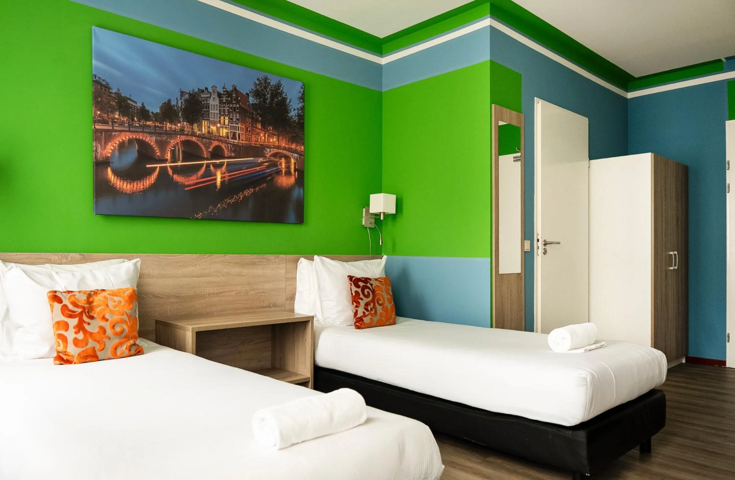 Bed in Amsterdam Teleport Hotel