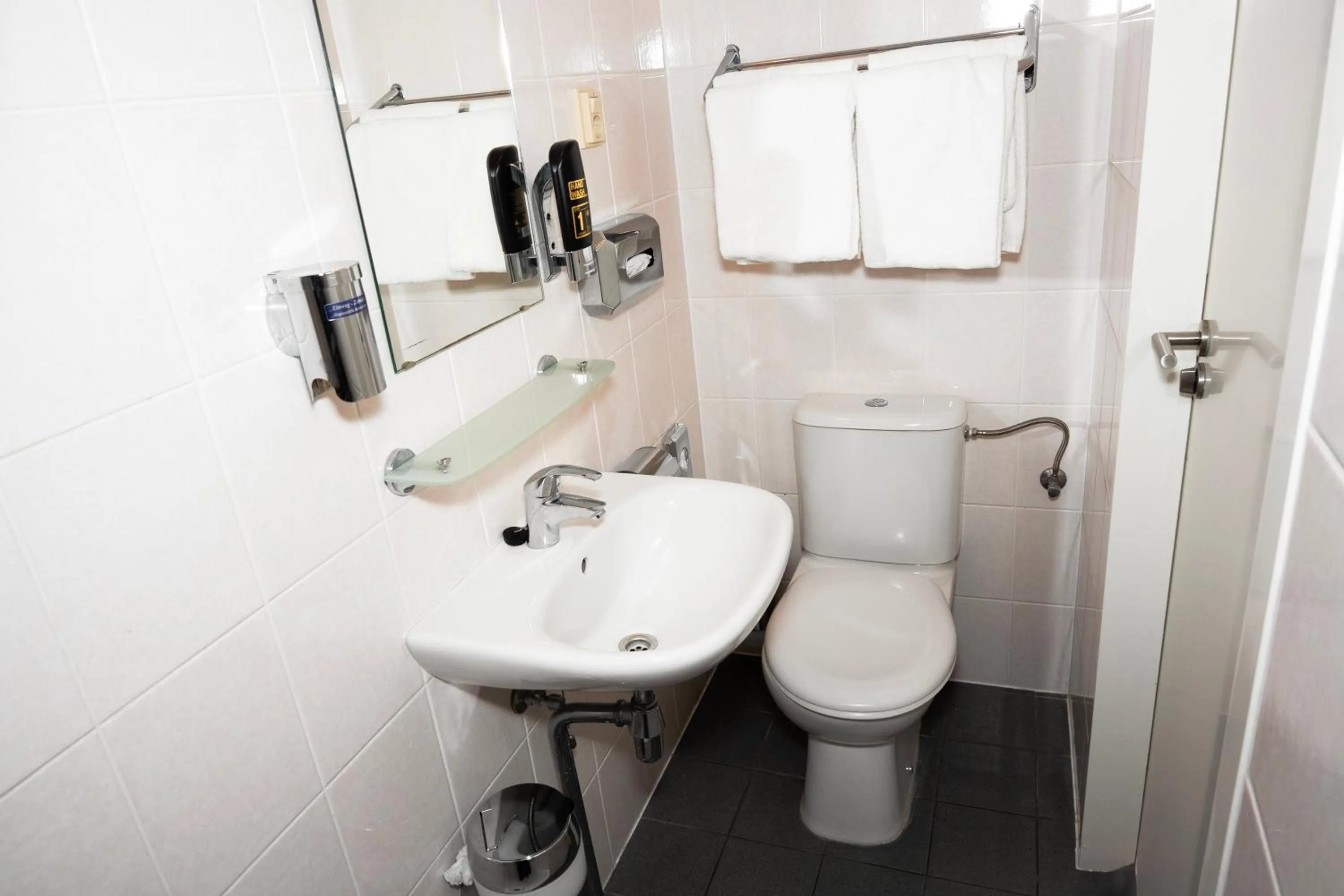 Toilet in Amsterdam Teleport Hotel