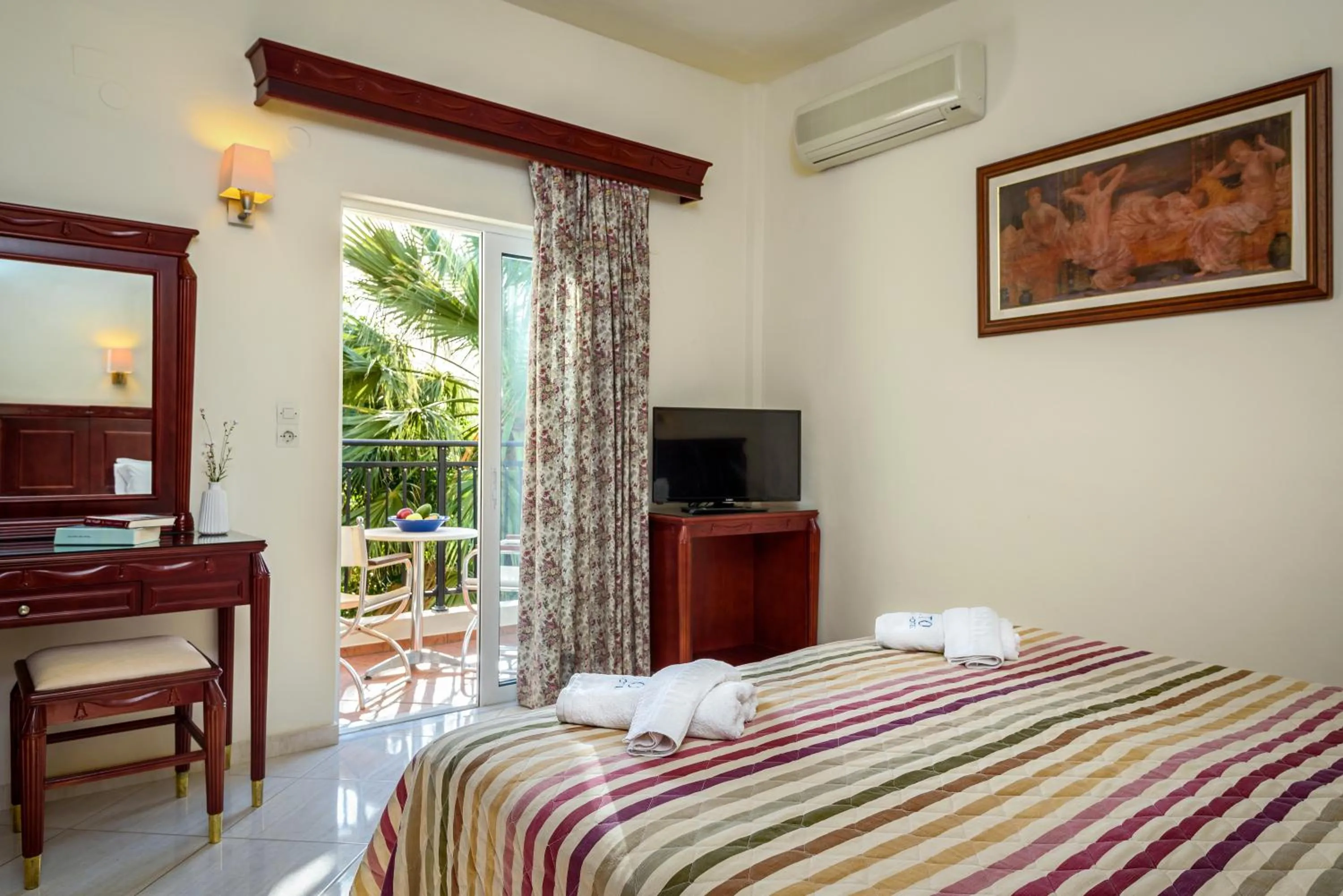 Communal lounge/ TV room, Bed in Lito Beach Hotel