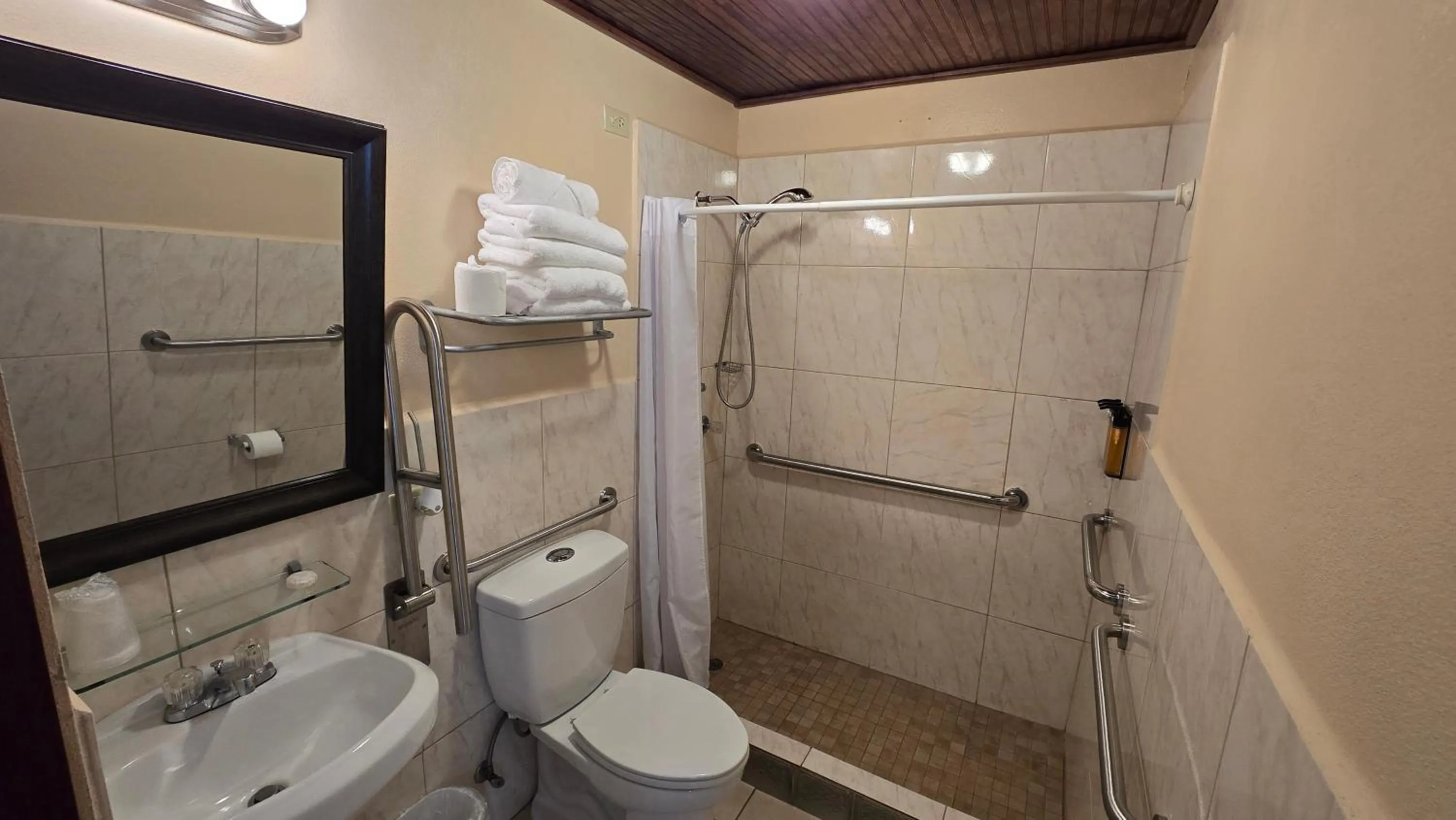 Shower in I Love Combate Rooms & Suites