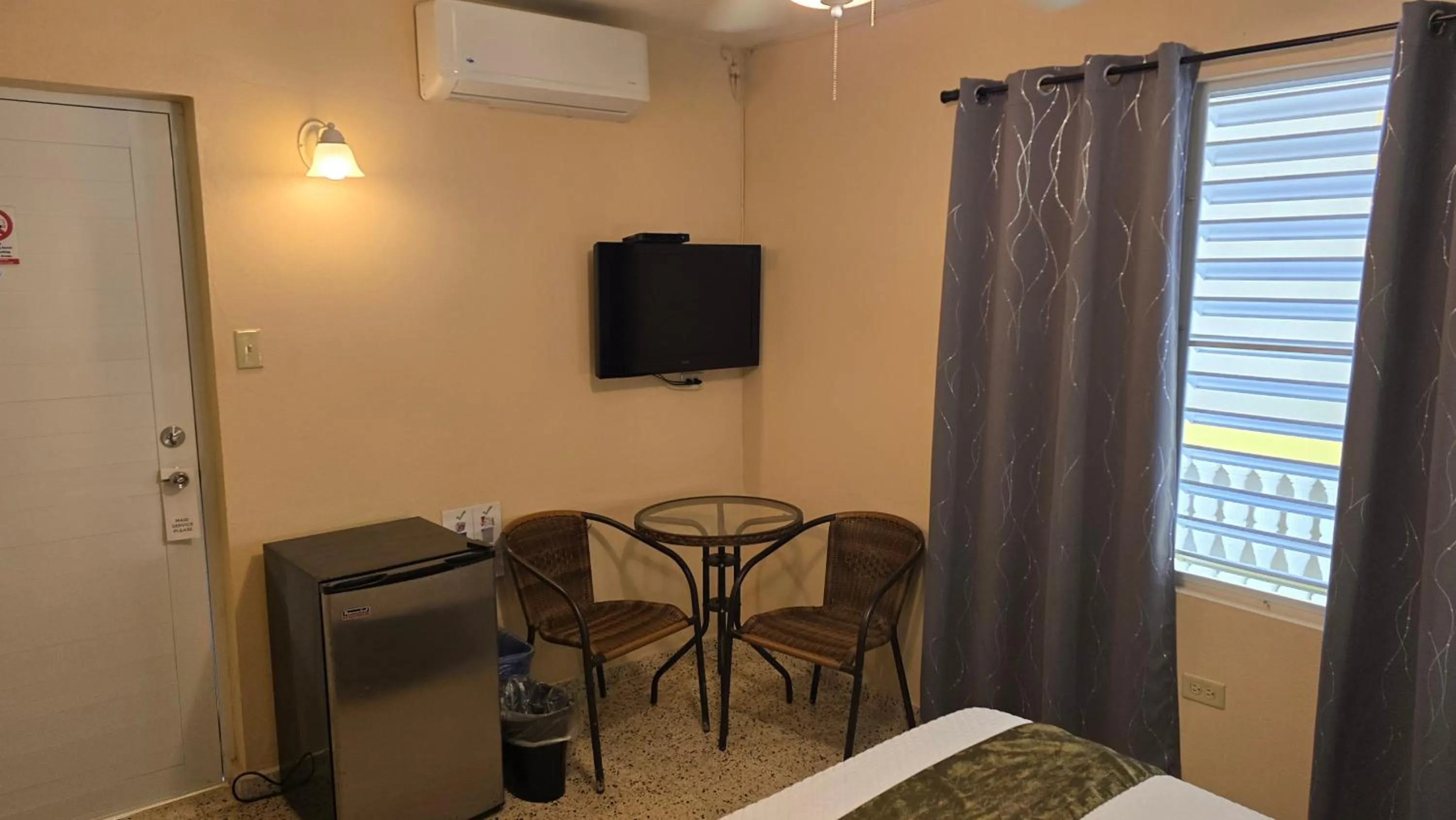 TV and multimedia, Bed in I Love Combate Rooms & Suites