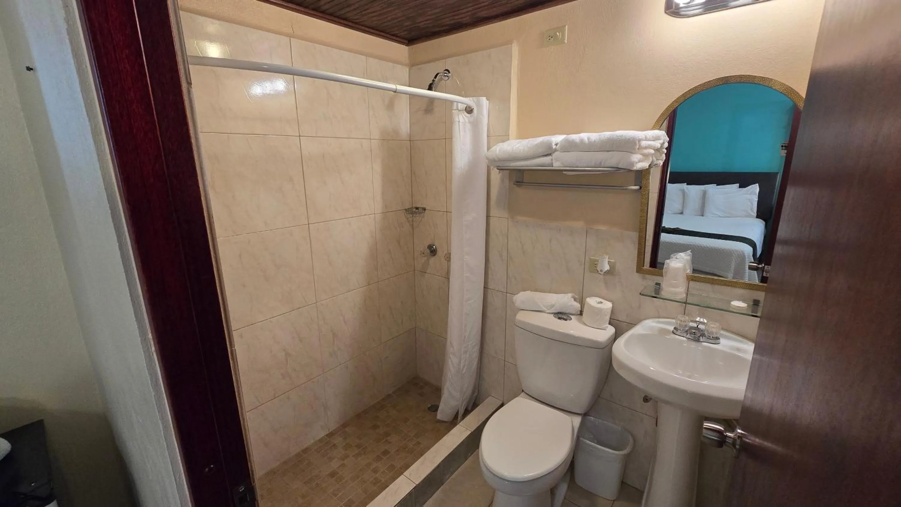 Shower in I Love Combate Rooms & Suites