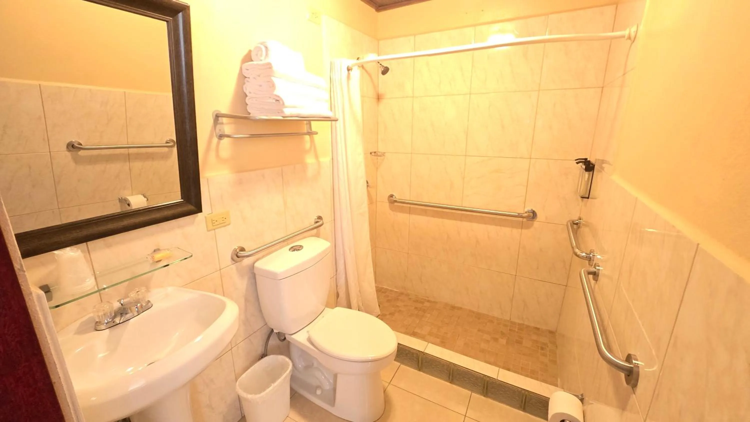 Shower in I Love Combate Rooms & Suites