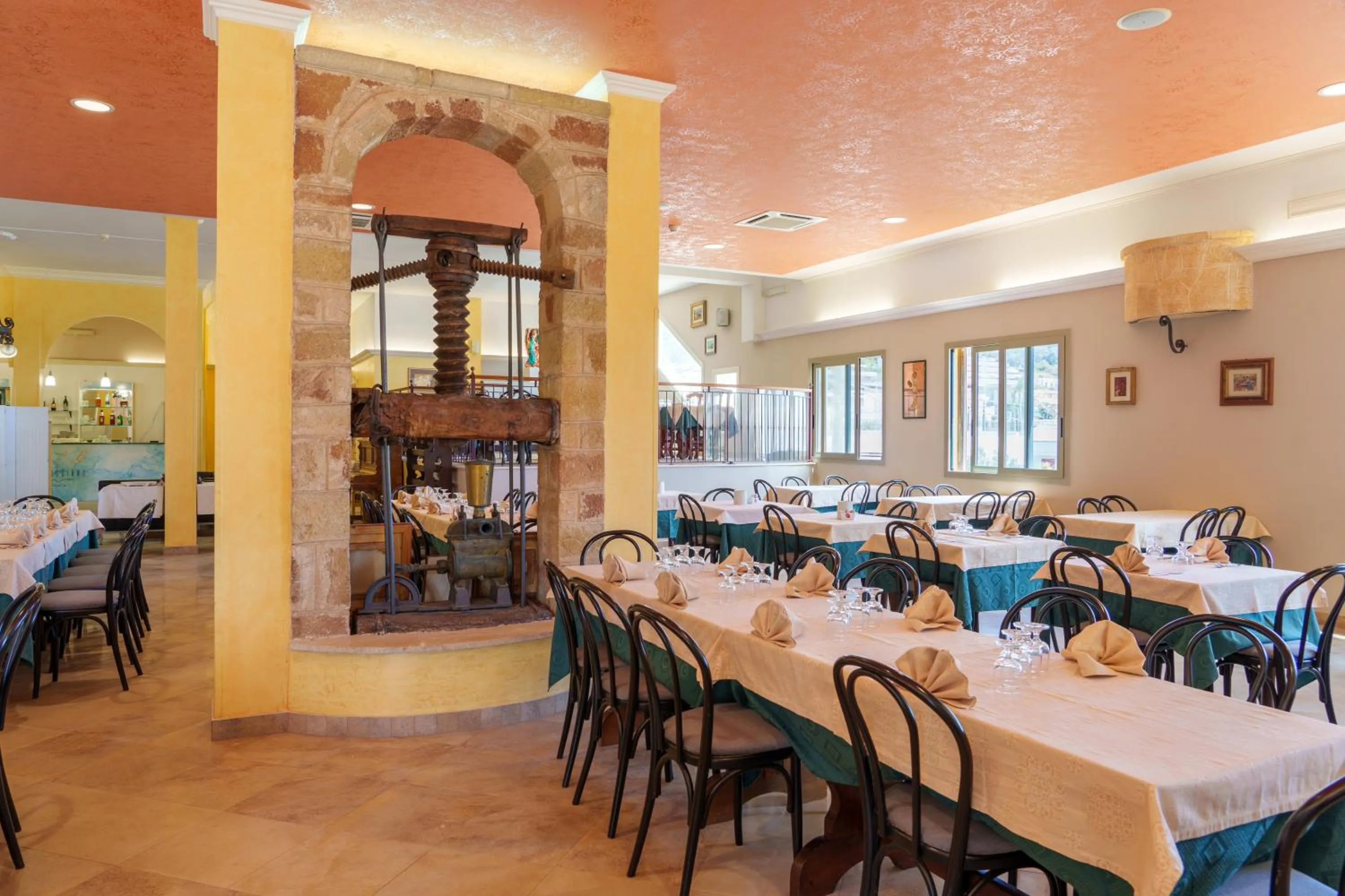 Restaurant/places to eat in Hotel Le Macine