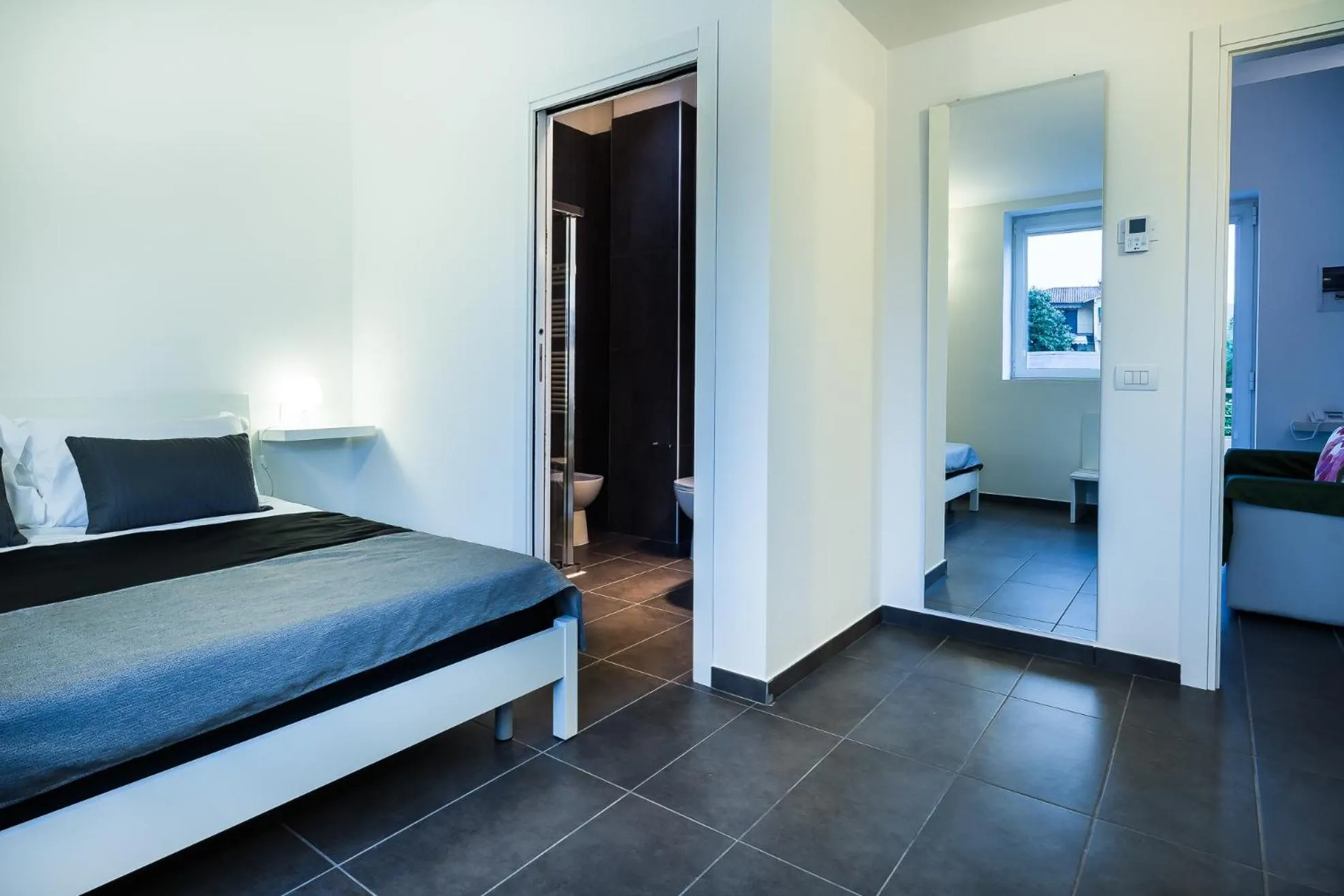 Photo of the whole room, Bed in Residence Peloni