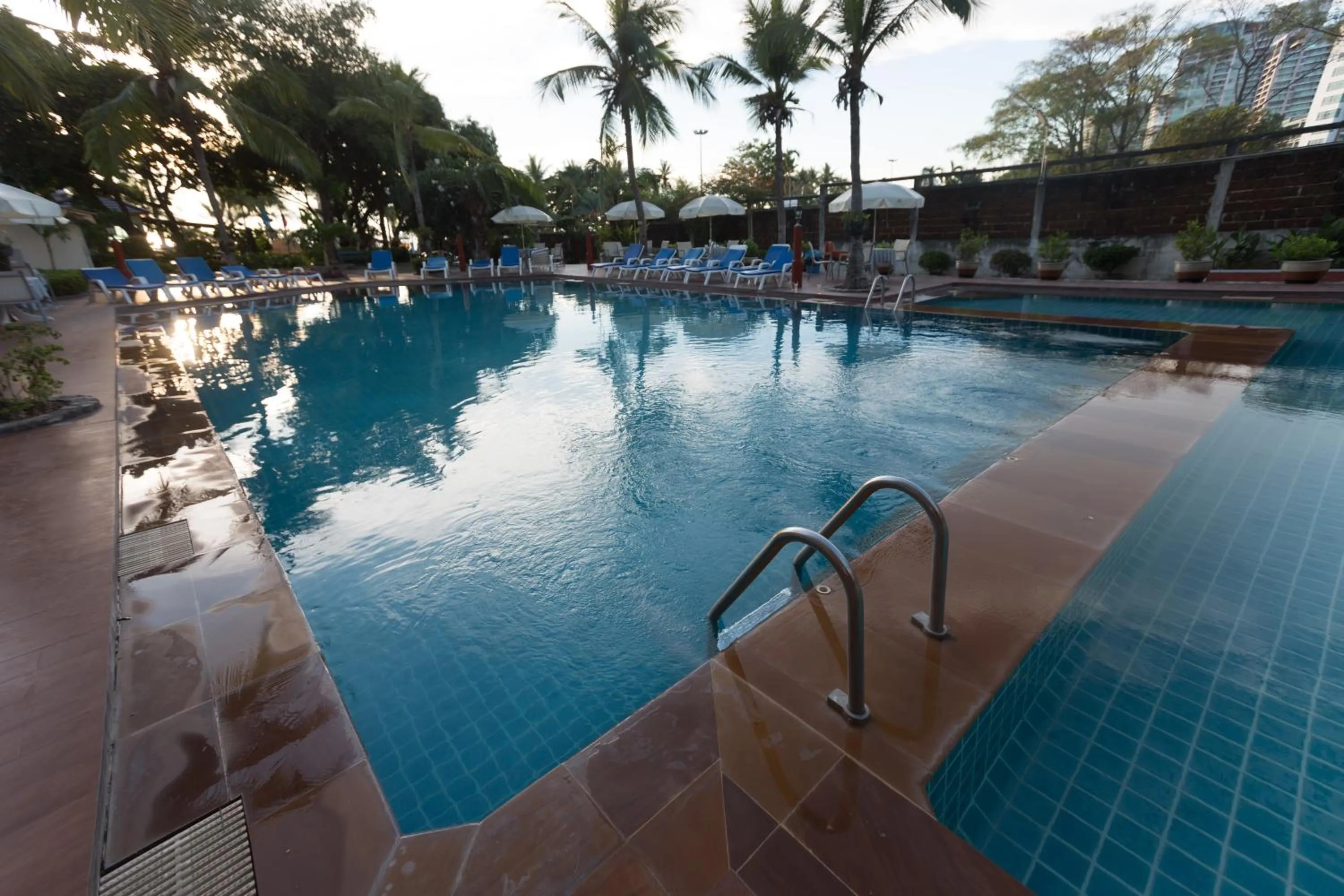Swimming pool in Twin Palms Resort Pattaya, SHA Extra Plus Certified