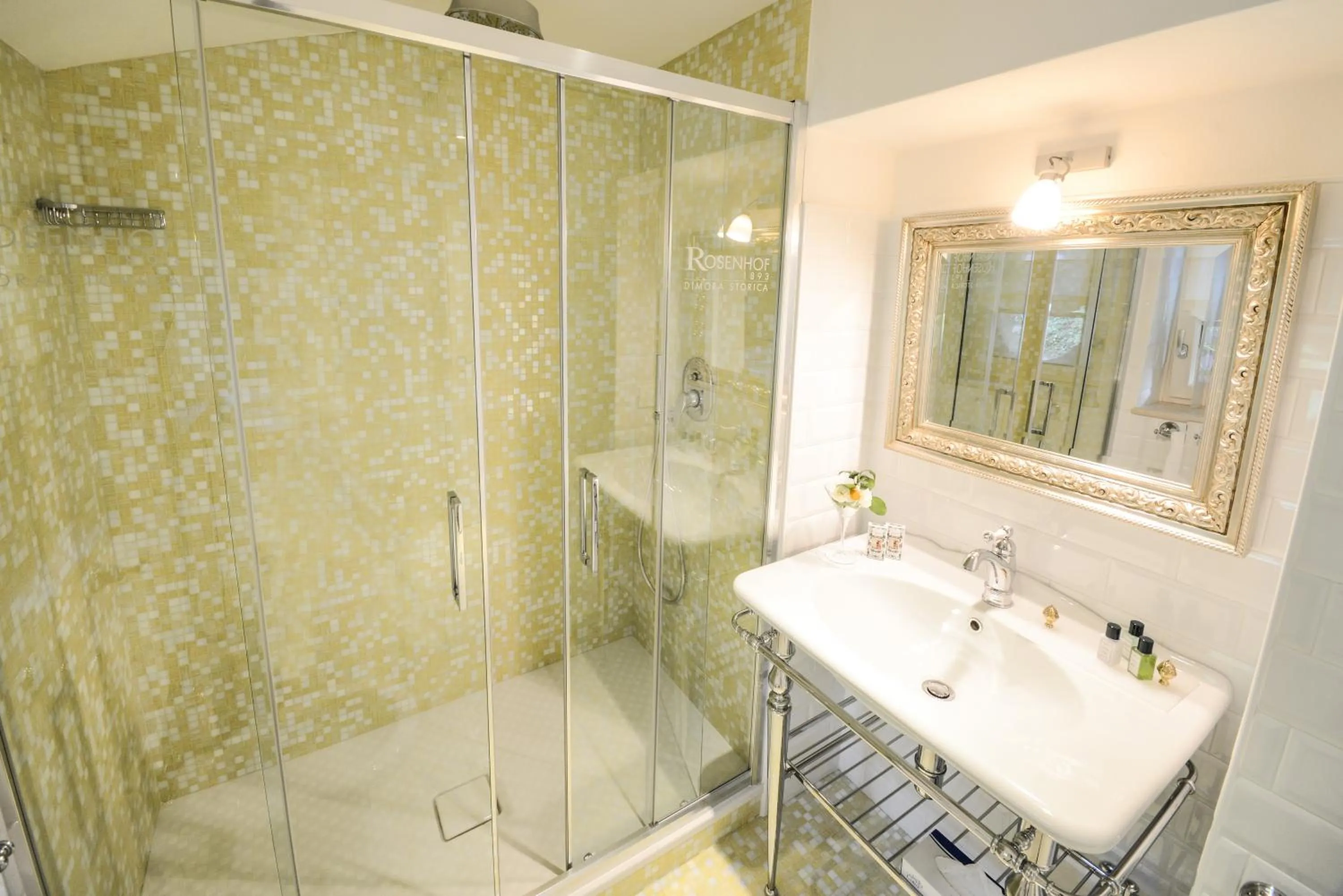 Shower in Hotel Villa Rosenhof 1893