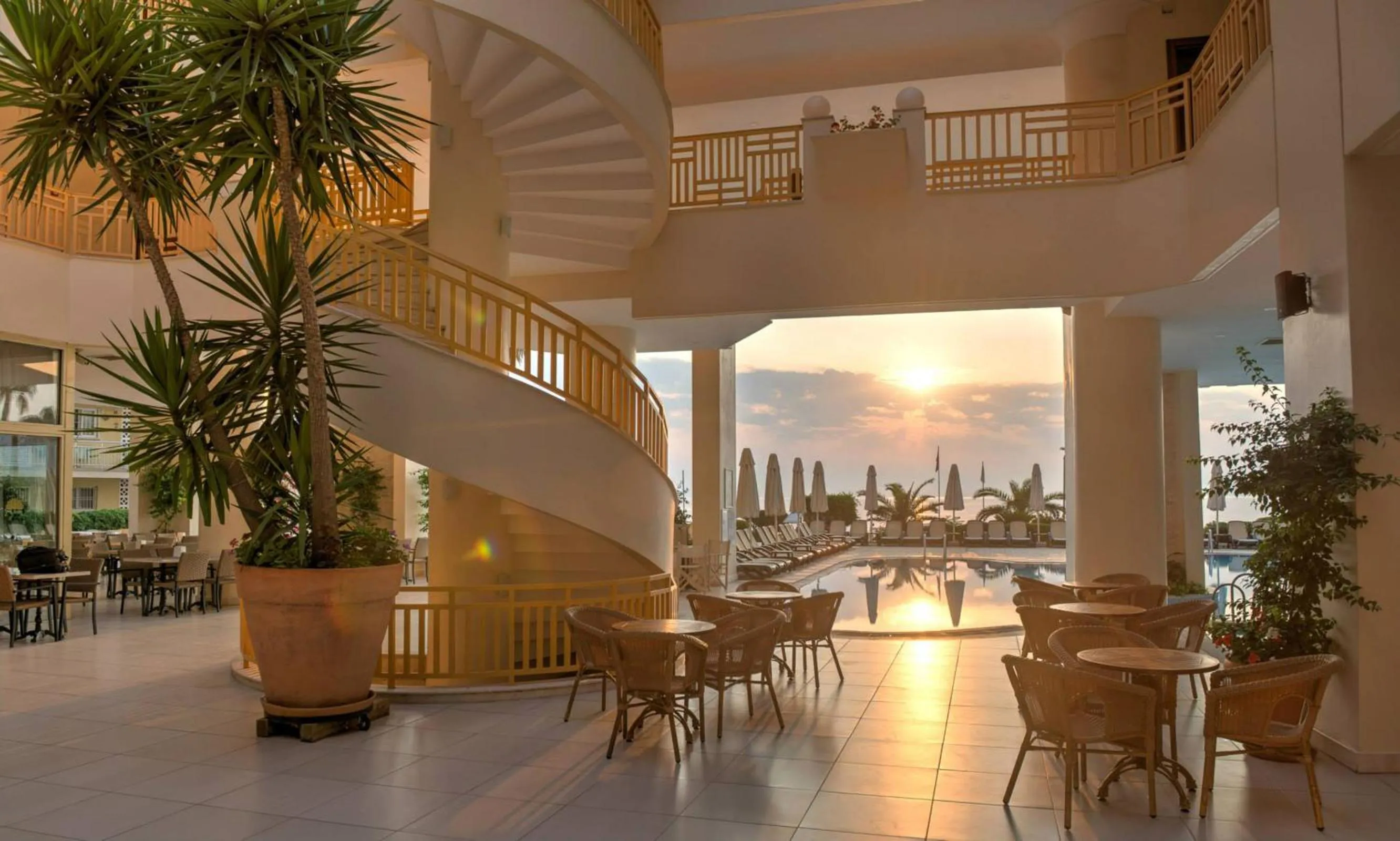 Restaurant/places to eat in Golden Lotus Hotel