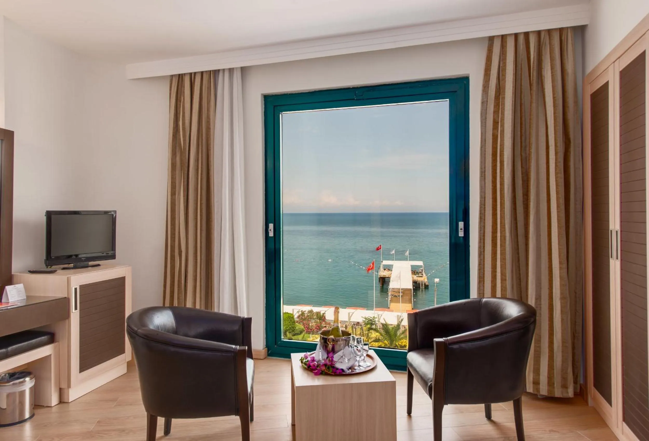 TV and multimedia in Golden Lotus Hotel