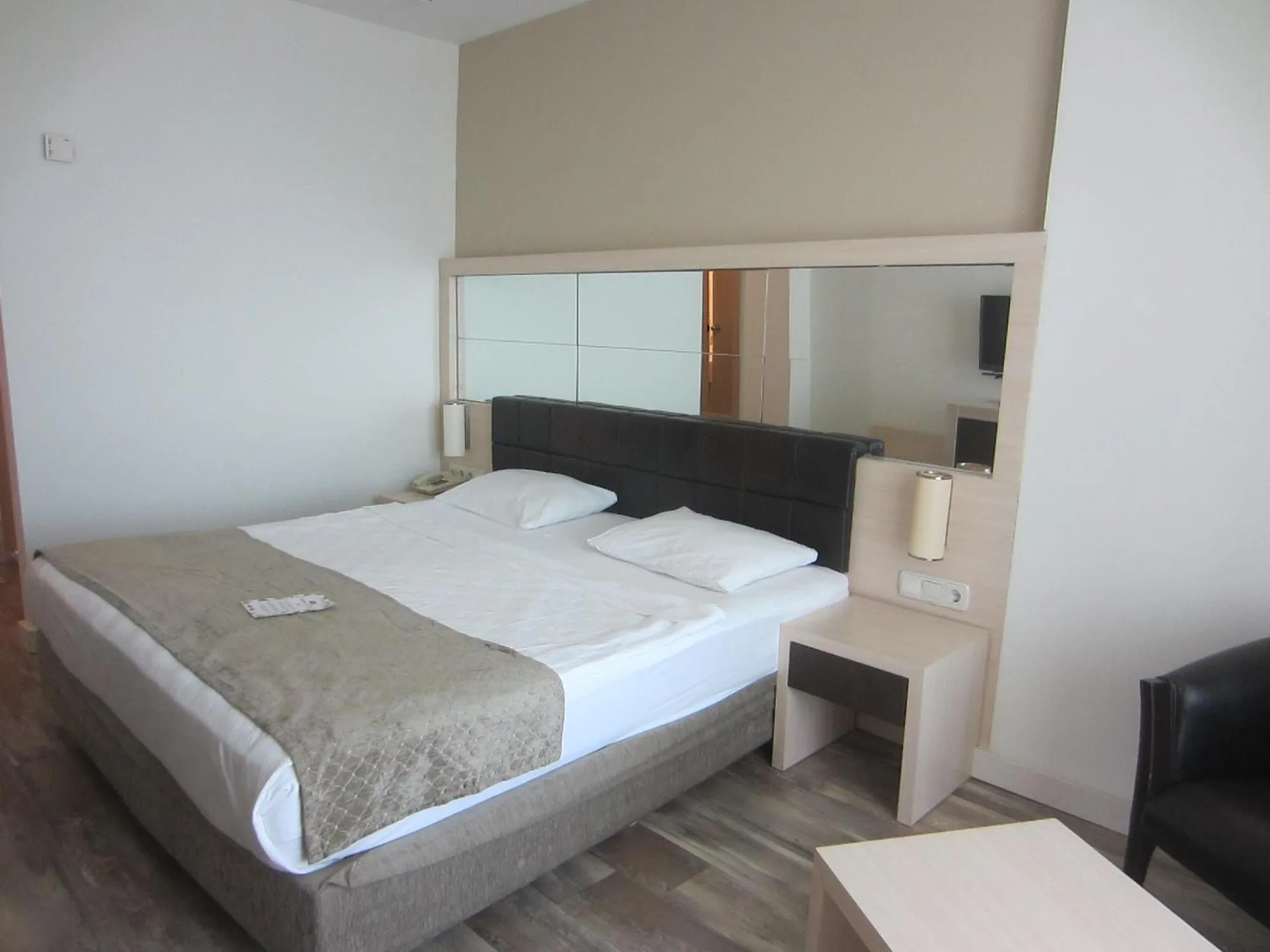 Bedroom, Bed in Golden Lotus Hotel