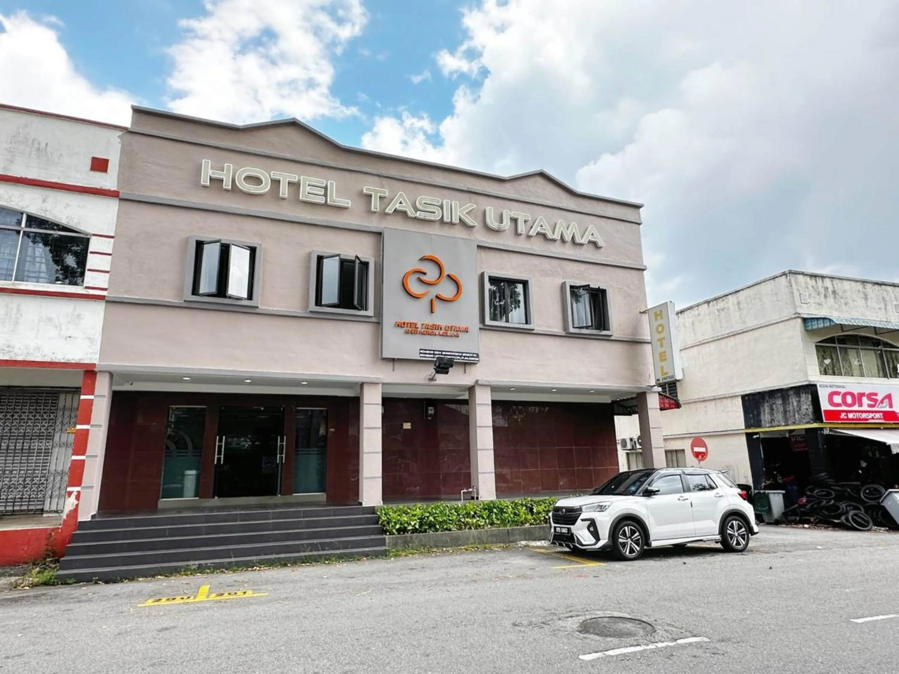 Facade/entrance in Hotel O Tasik Utama