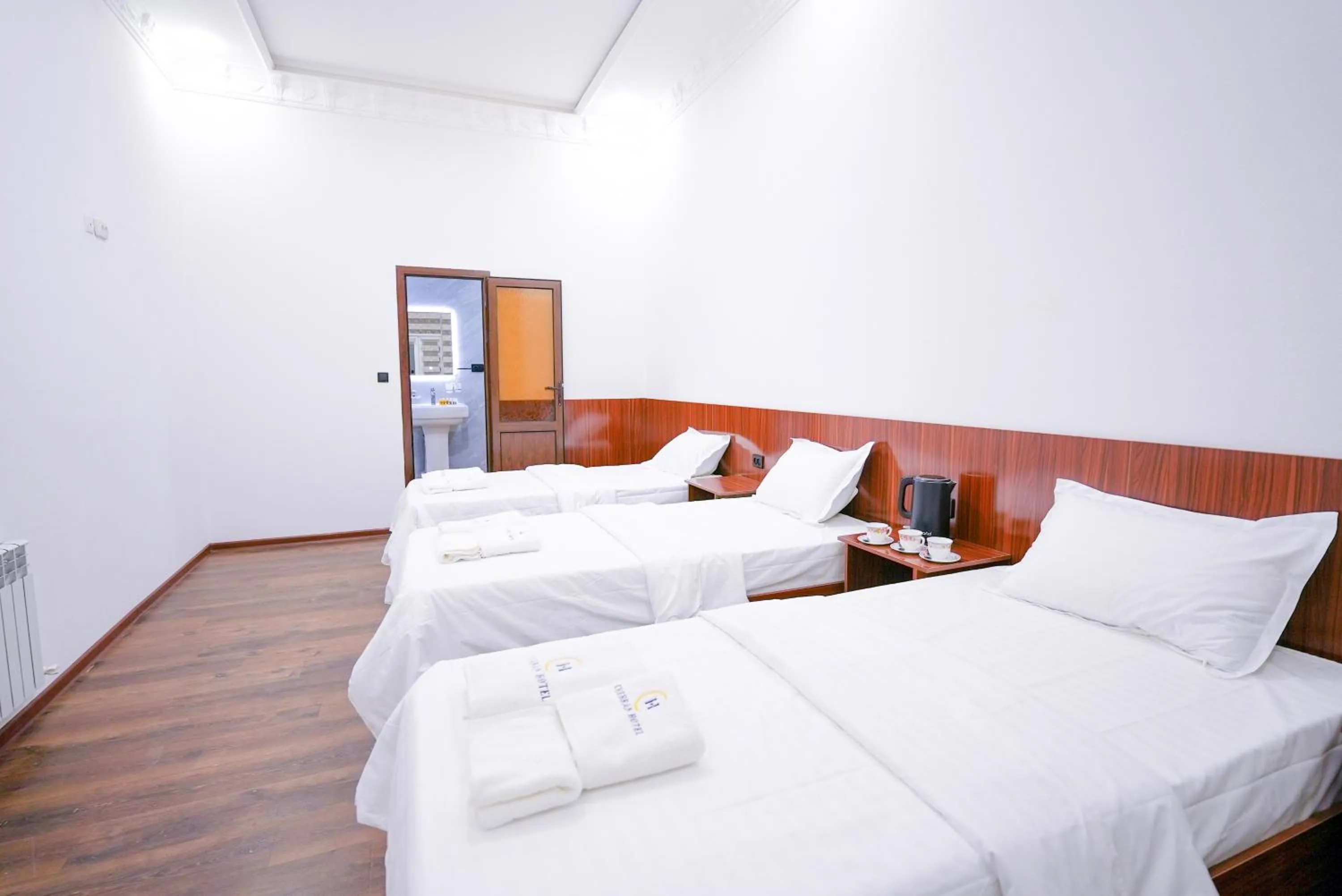 Photo of the whole room, Bed in Chehran Hotel