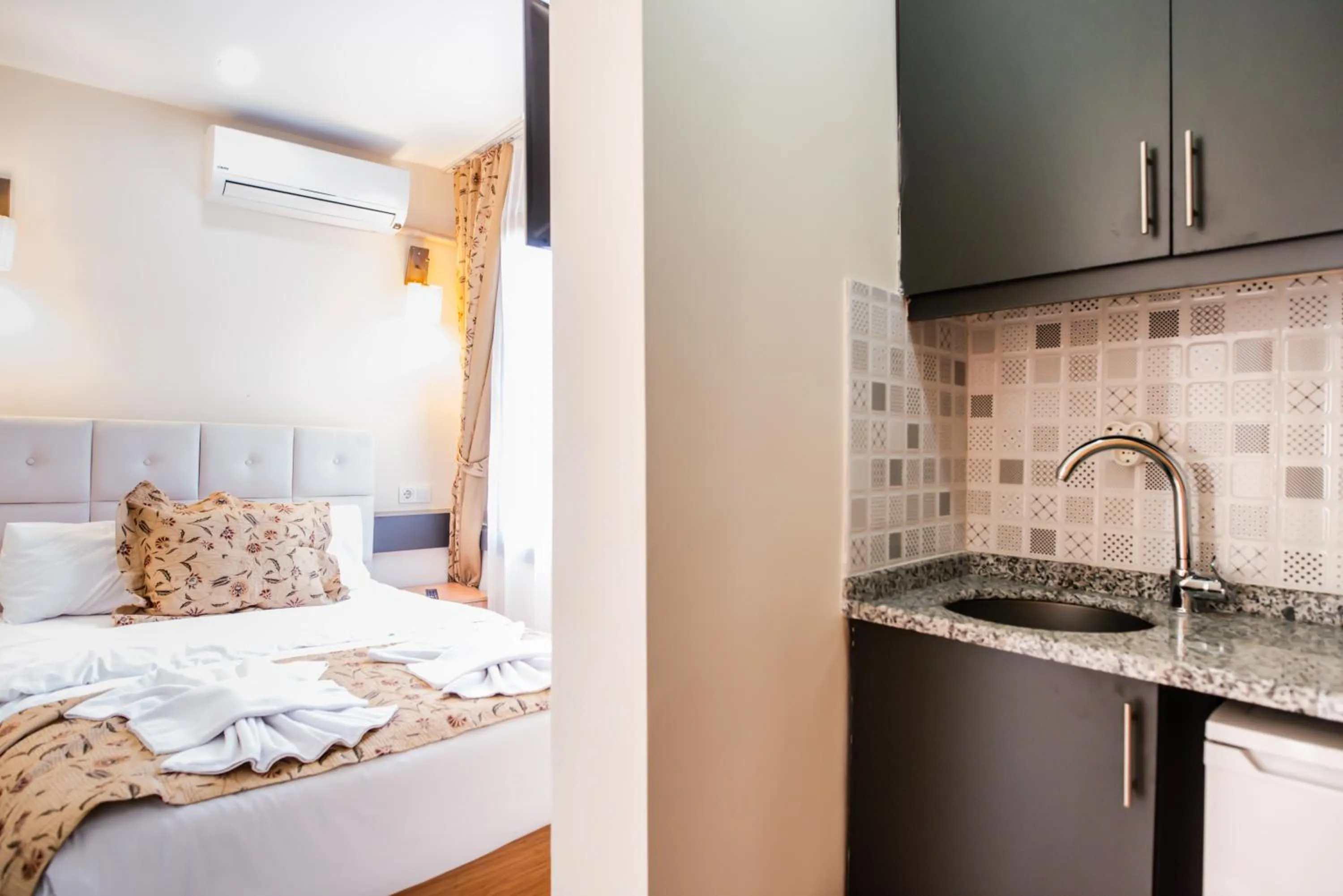 Kitchen or kitchenette in Camelot Apartment