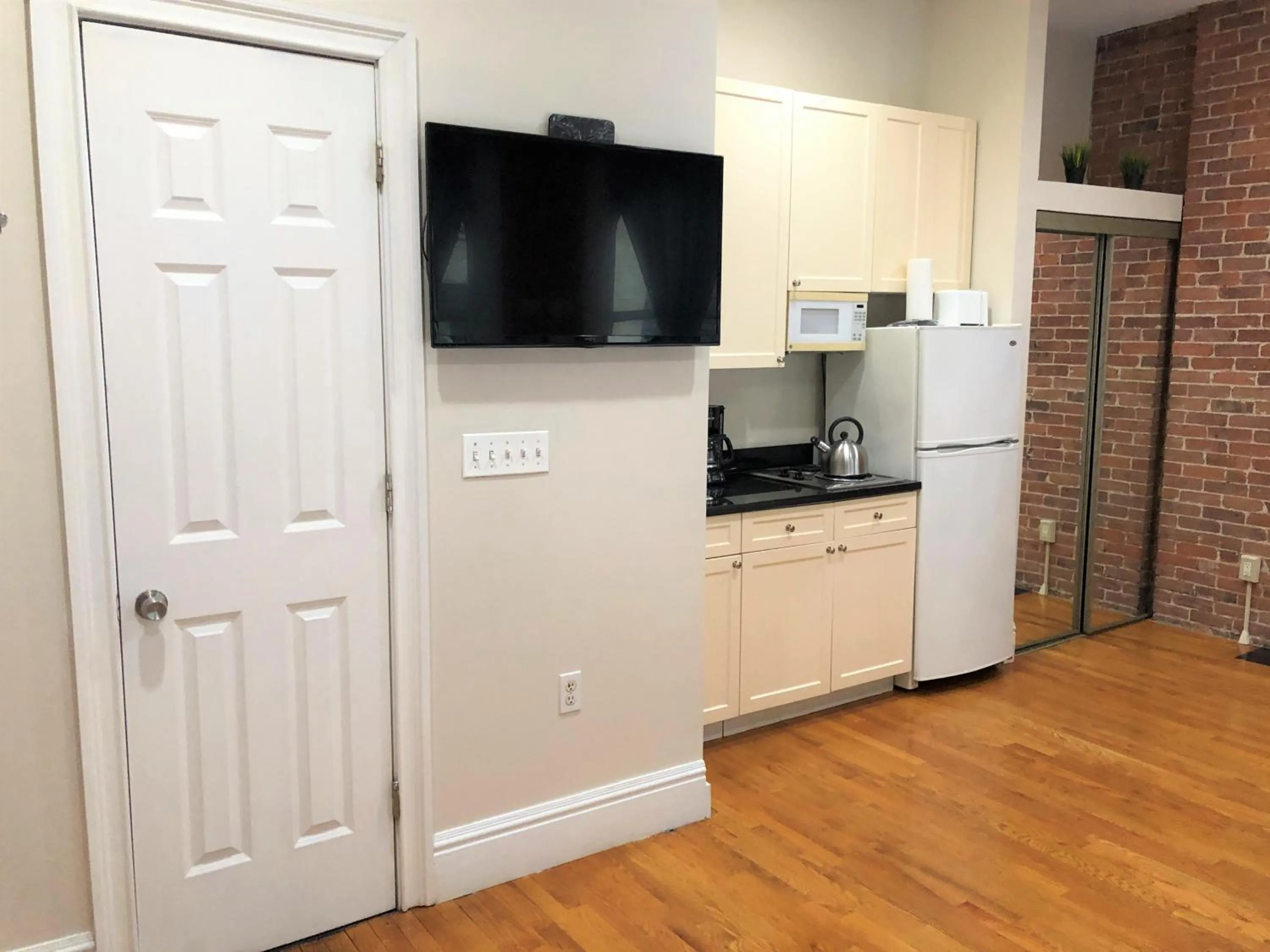 Communal lounge/ TV room in Studios Midtown Manhattan