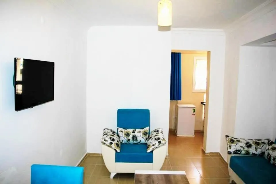 Communal lounge/ TV room in Mavi Butik Apart