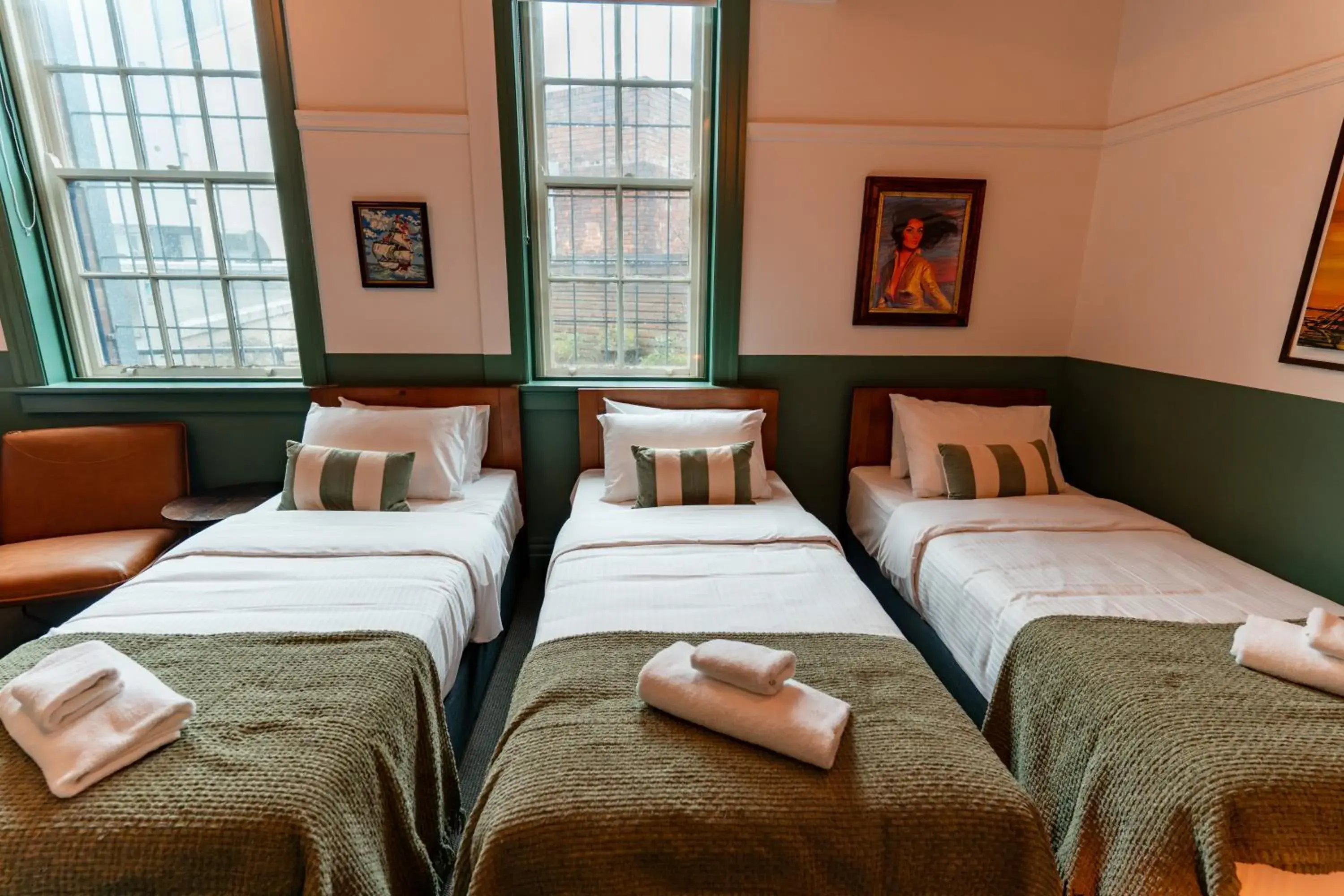 Basic Triple Room with Shared Bathroom in Courthouse Hotel Basic Triple Room with Shared Bathroom in Courthouse Hotel