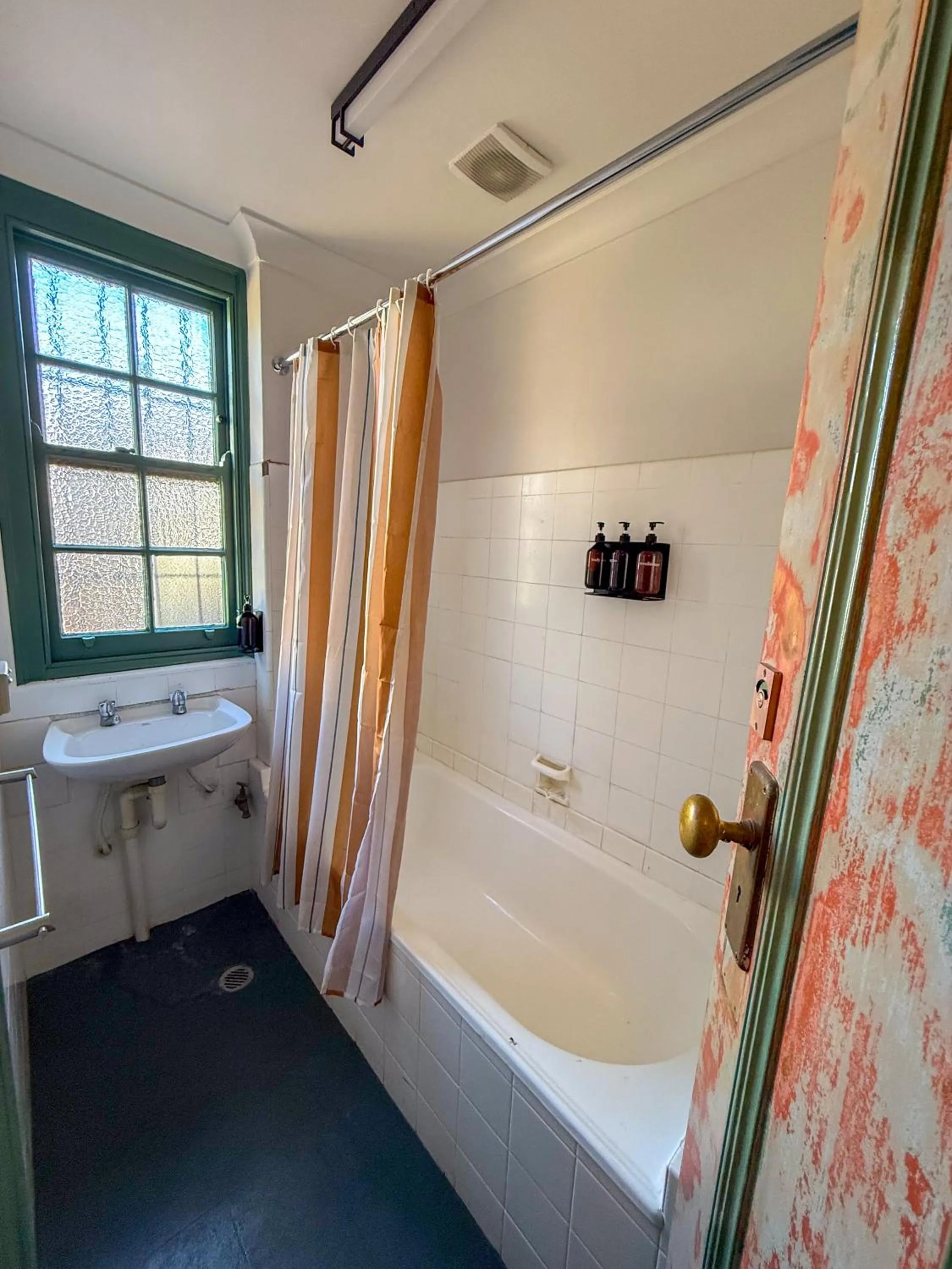 Shower in Courthouse Hotel