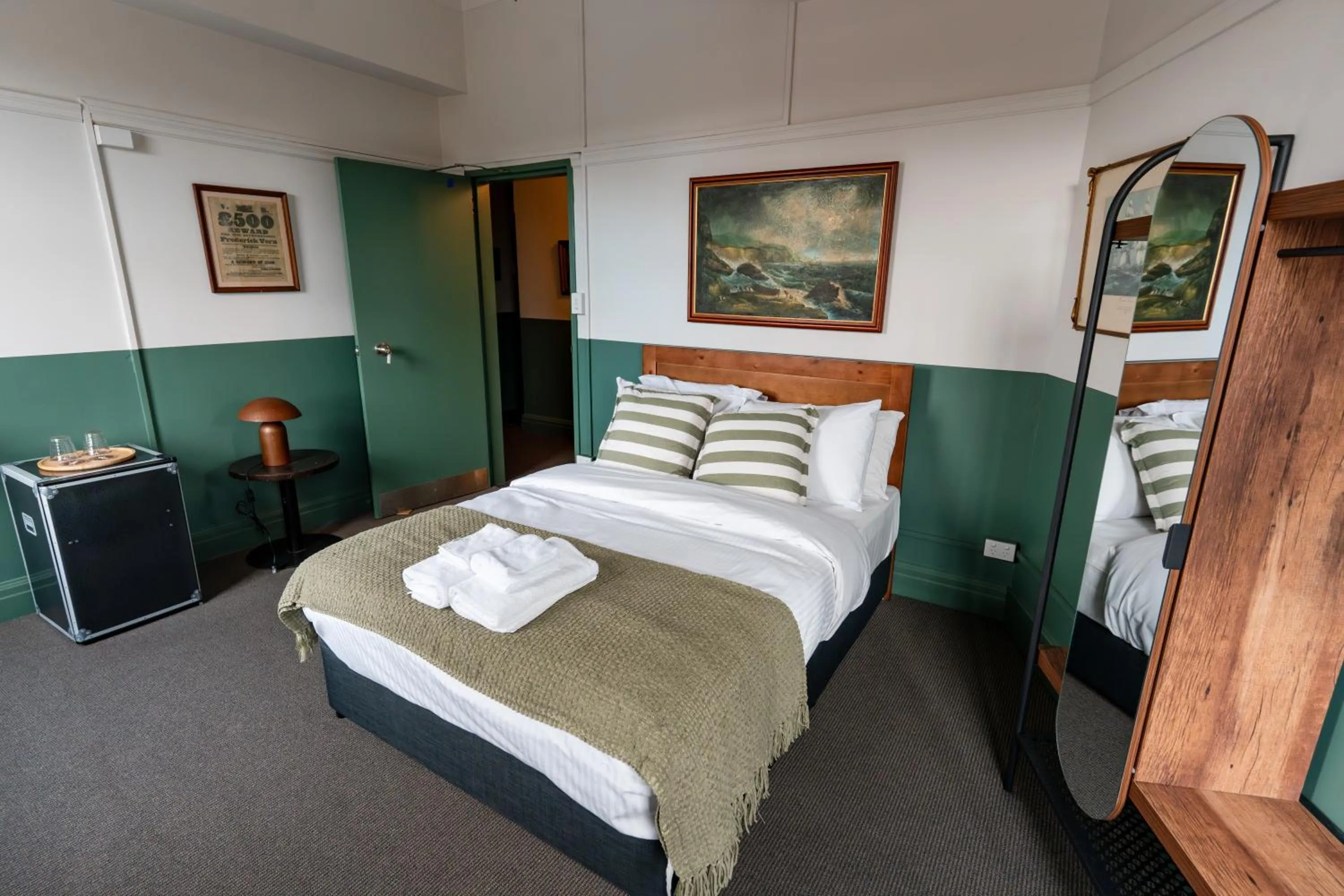 Photo of the whole room, Bed in Courthouse Hotel