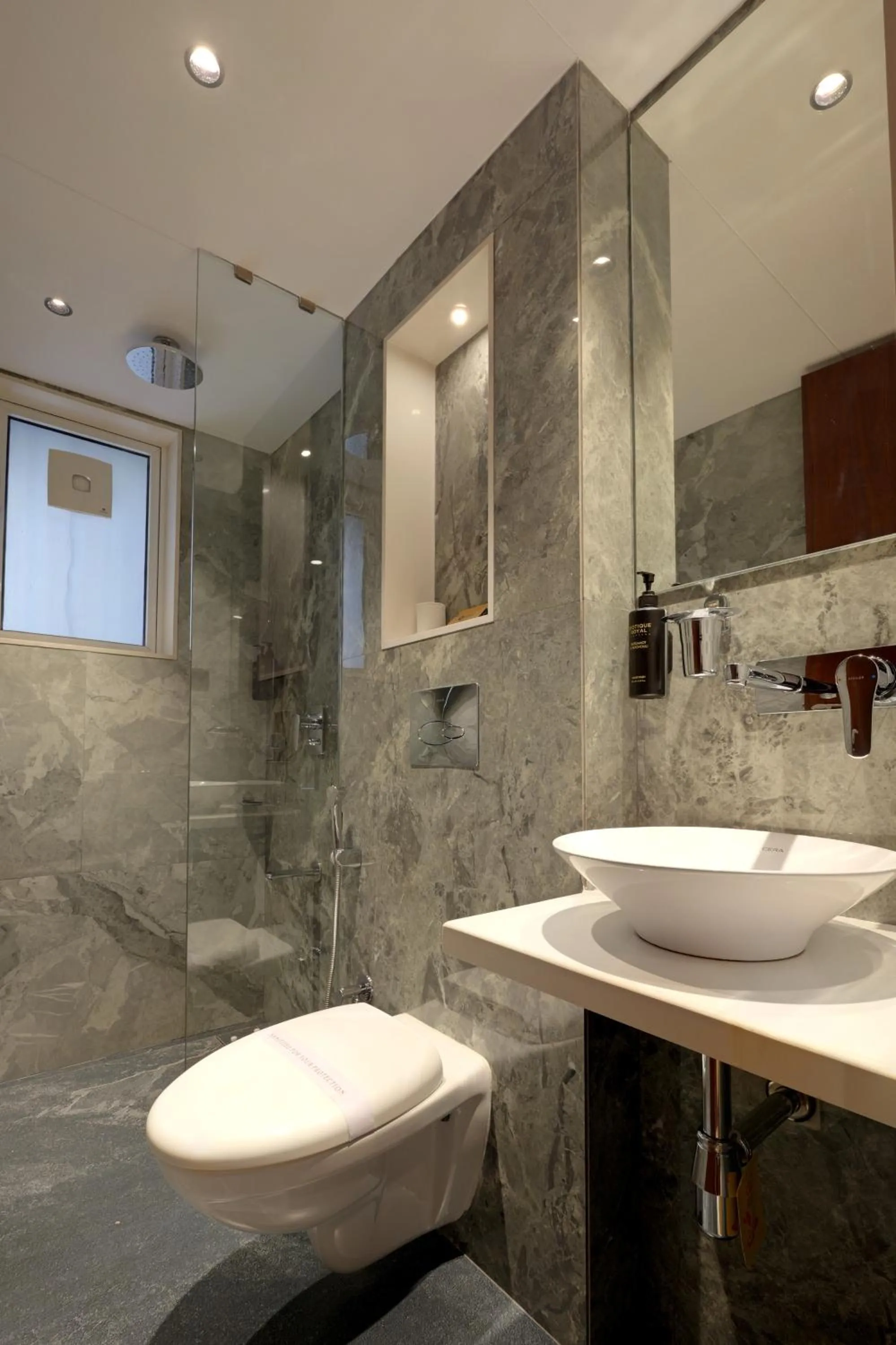 Shower in Hotel Flexi Residency Mumbai International Airport