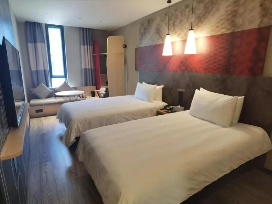 Bed in ibis Shanghai International Tourism Resort Xiupu Road