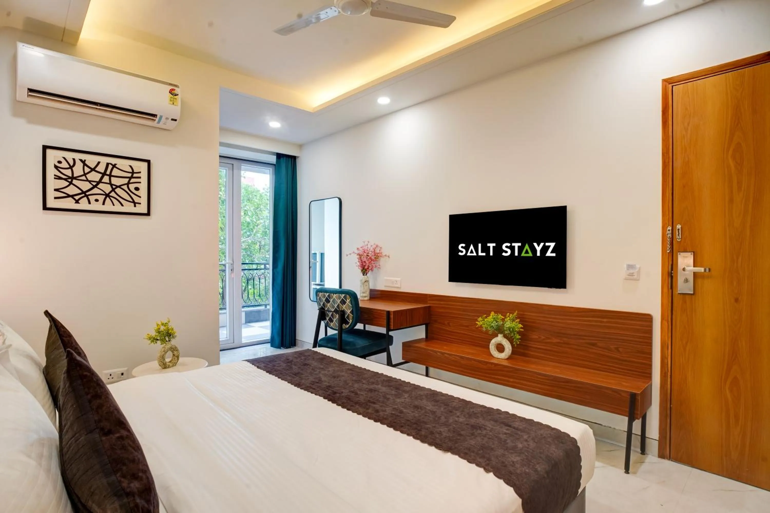 Communal lounge/ TV room, Bed in Saltstayz Premier - Arjun Marg