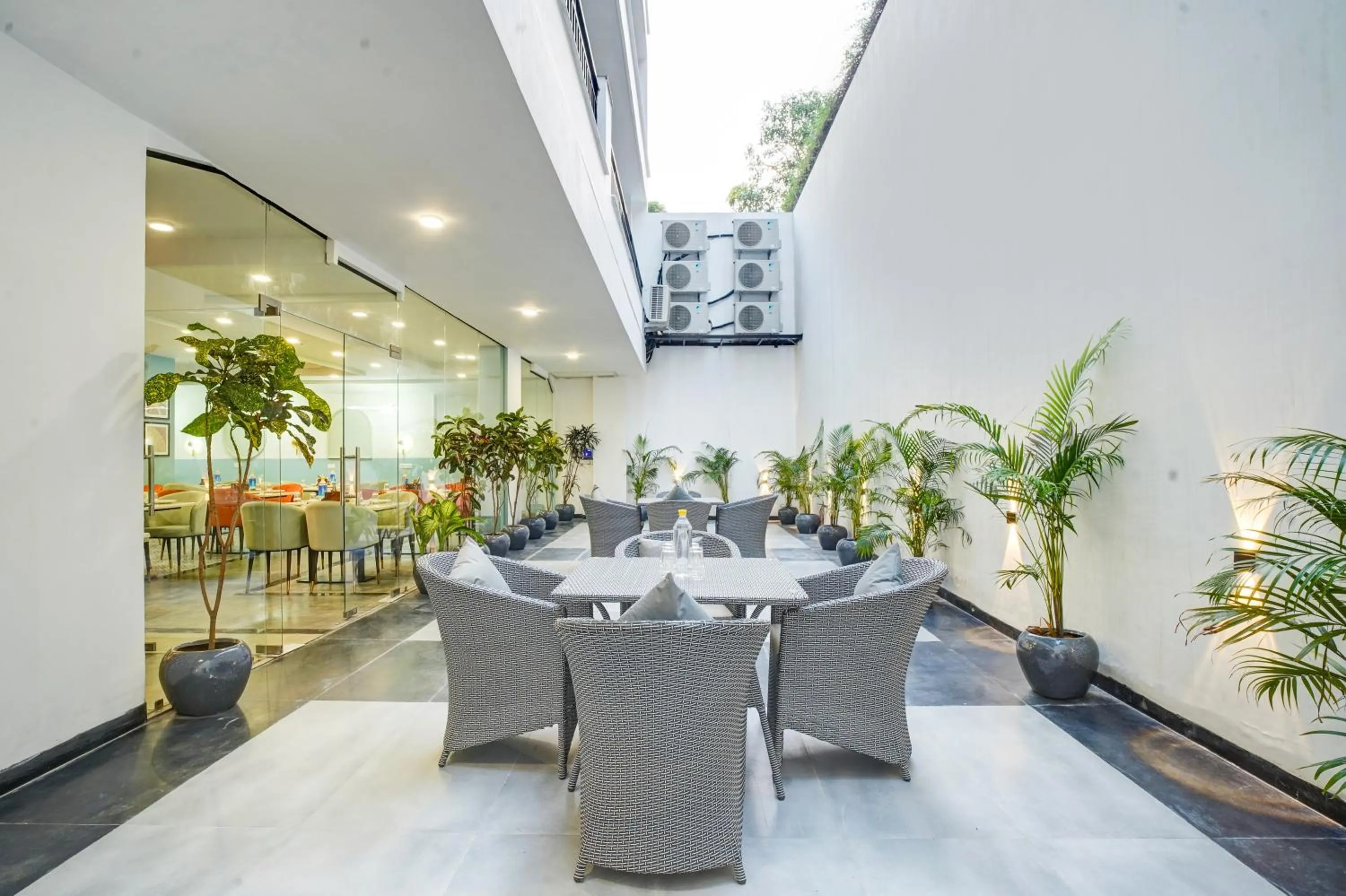 Restaurant/places to eat in Saltstayz Premier - Arjun Marg