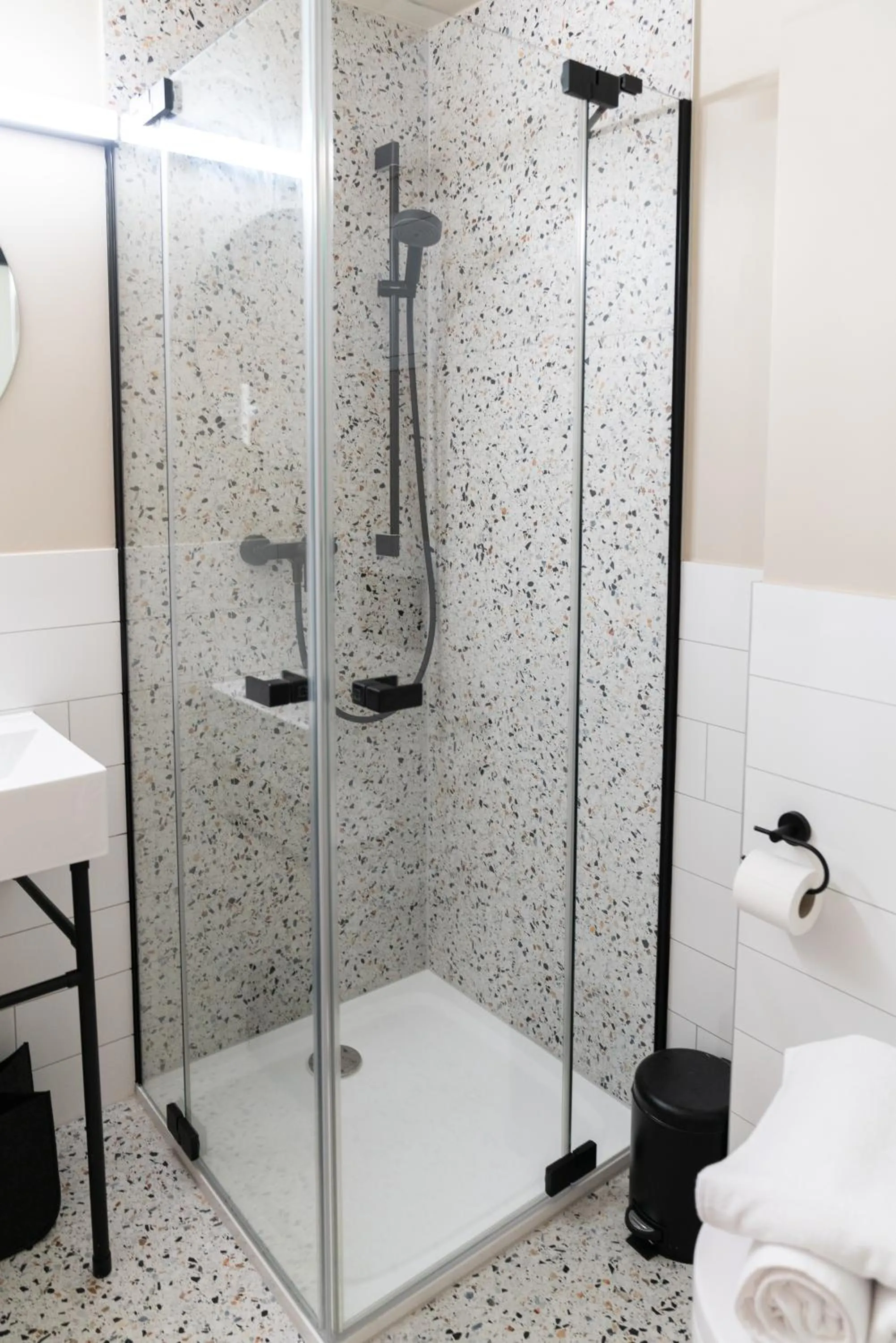 Shower in Velotique Hotel Angelika - Self-Check-in