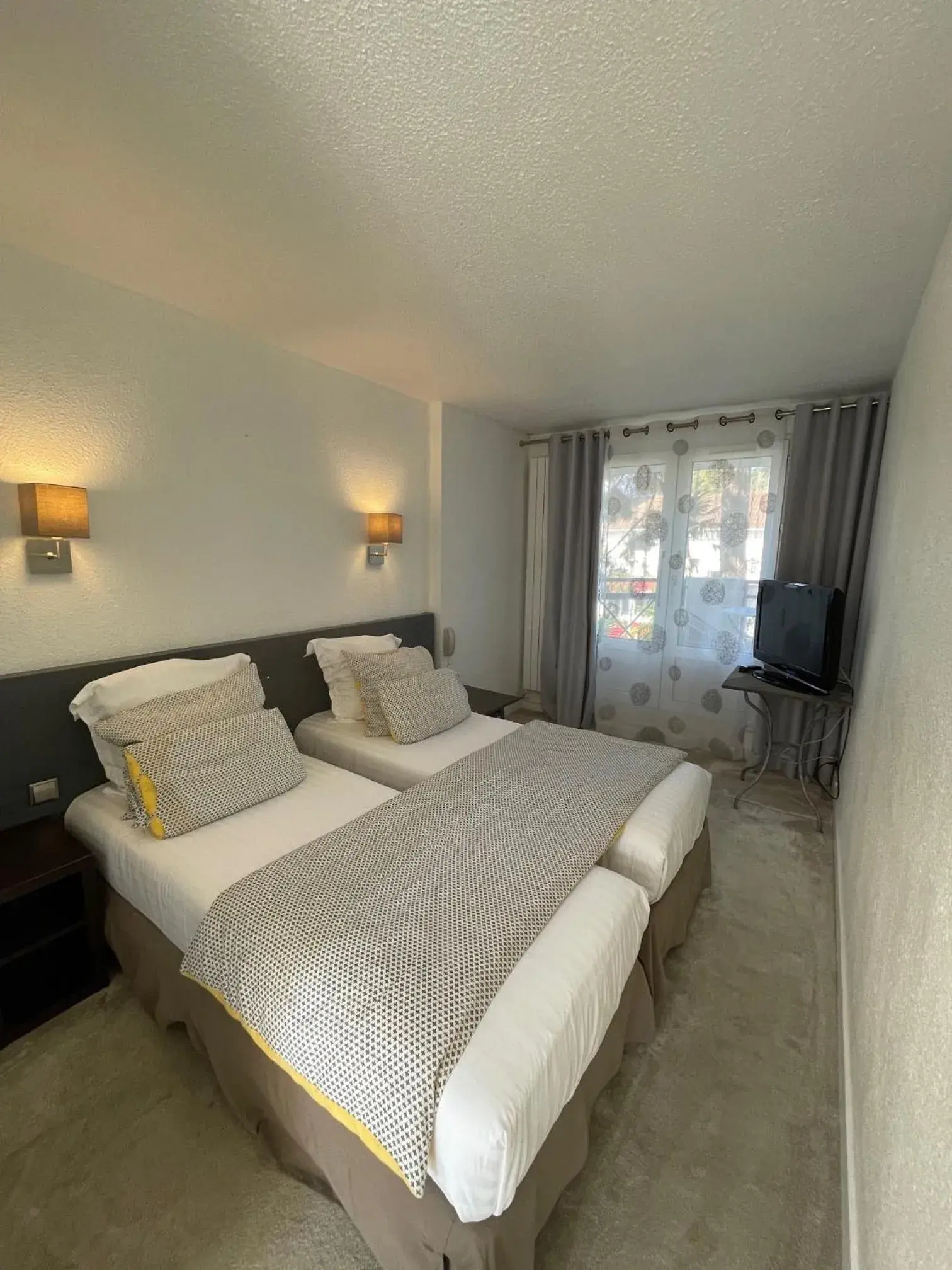 Twin Room with Balcony in Adonis Cottage la Baule Twin Room with Balcony in Adonis Cottage la Baule