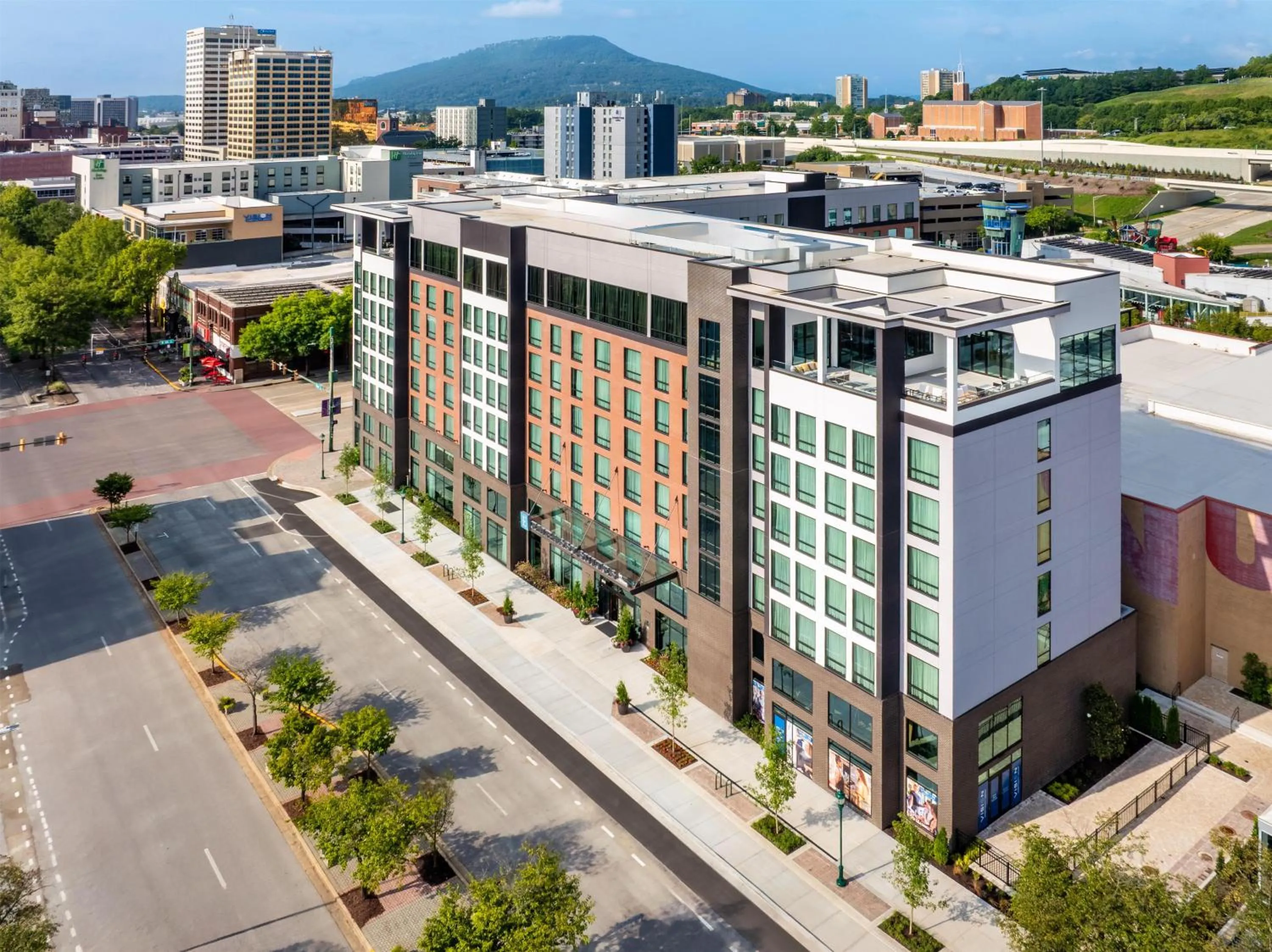 Property building in Embassy Suites By Hilton Chattanooga Downtown