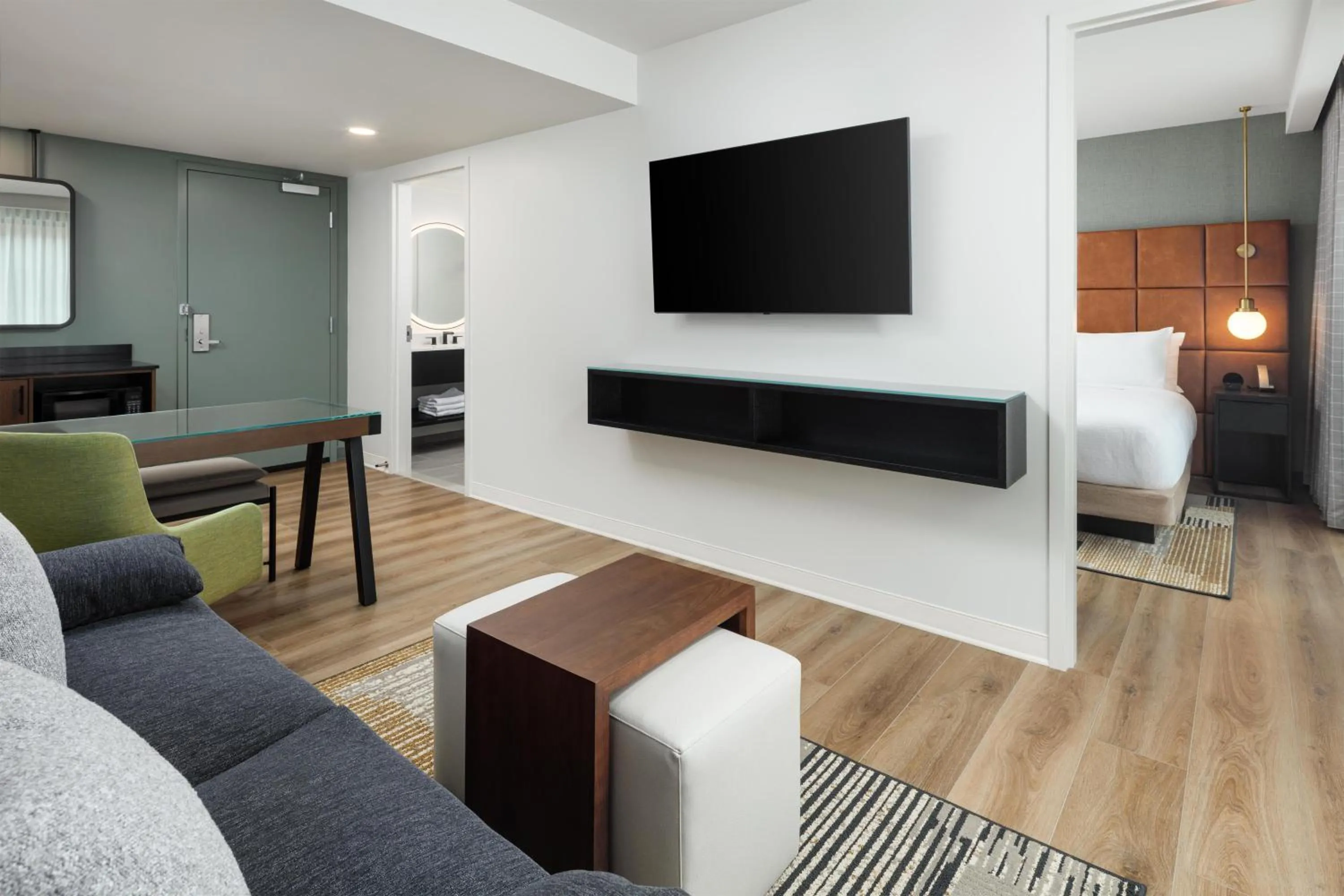 Living room, Bed in Embassy Suites By Hilton Chattanooga Downtown