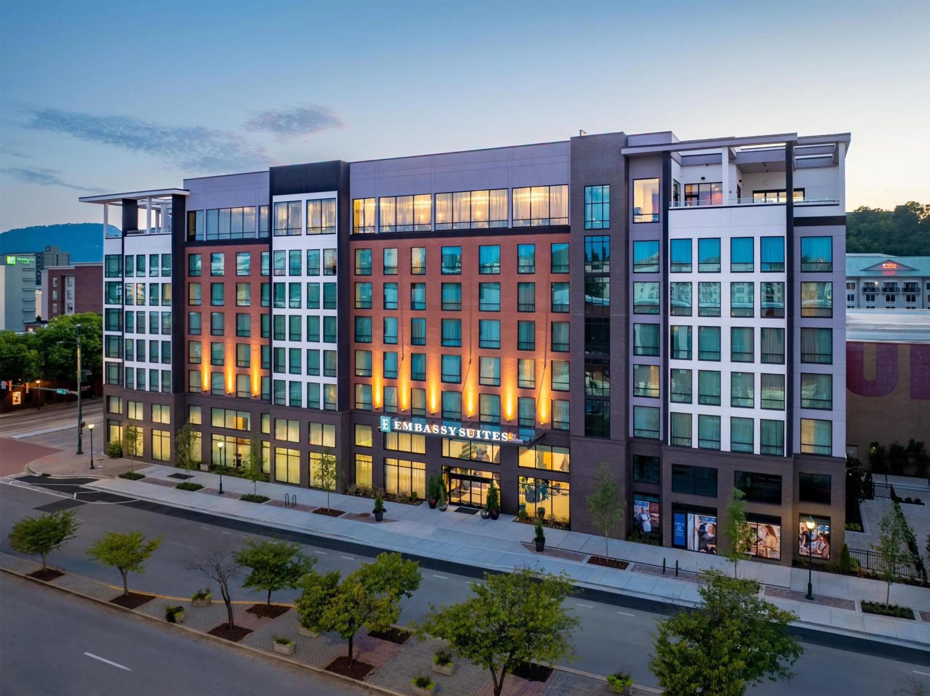 Property building in Embassy Suites By Hilton Chattanooga Downtown