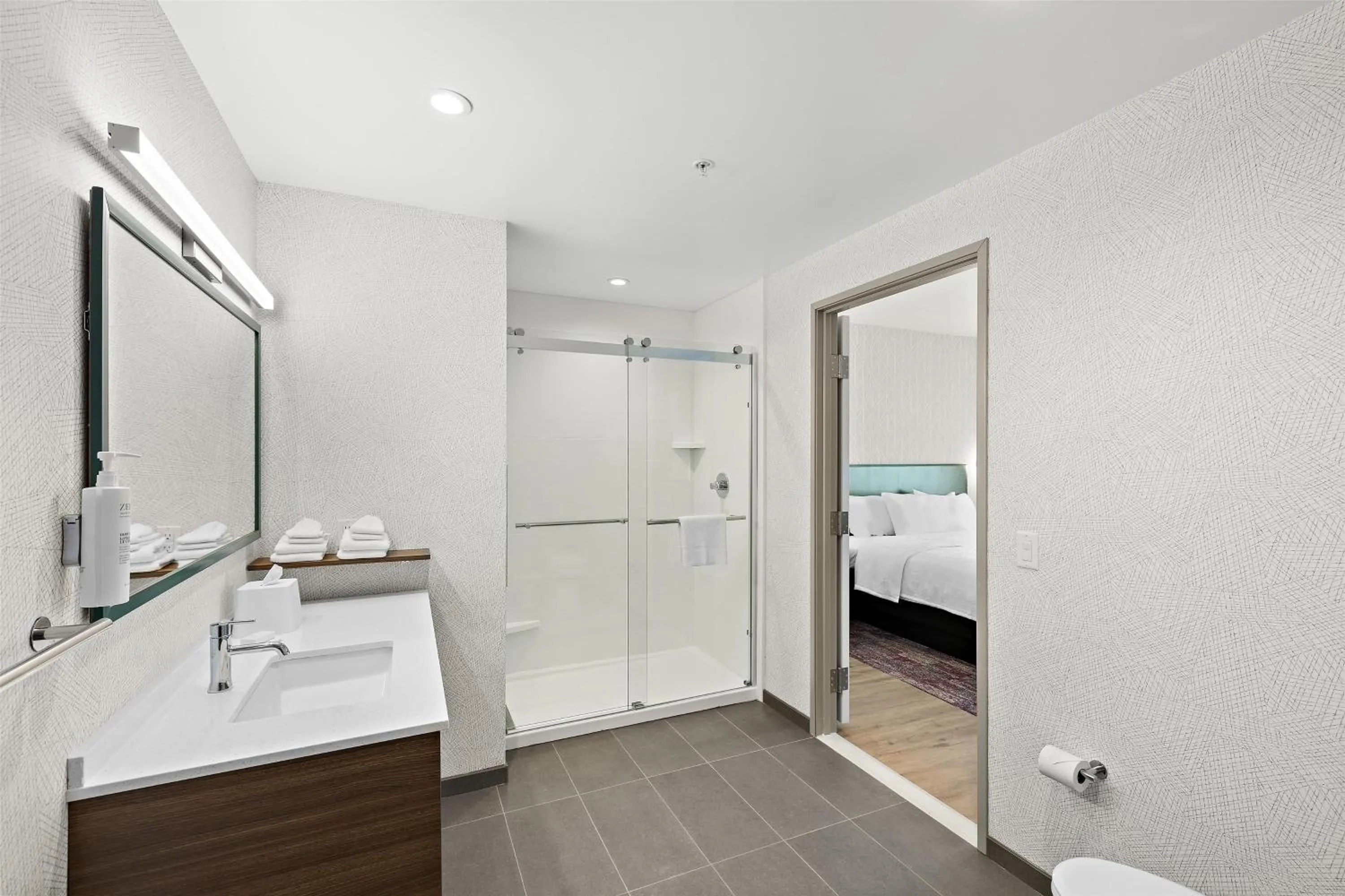 Bathroom, Bed in Home2 Suites By Hilton Riverside Downtown